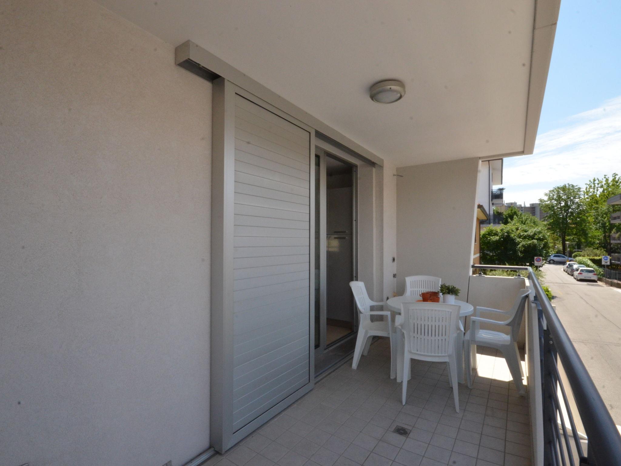 Photo 2 - Appartement de 2 chambres à Lignano Sabbiadoro avec terrasse et vues à la mer