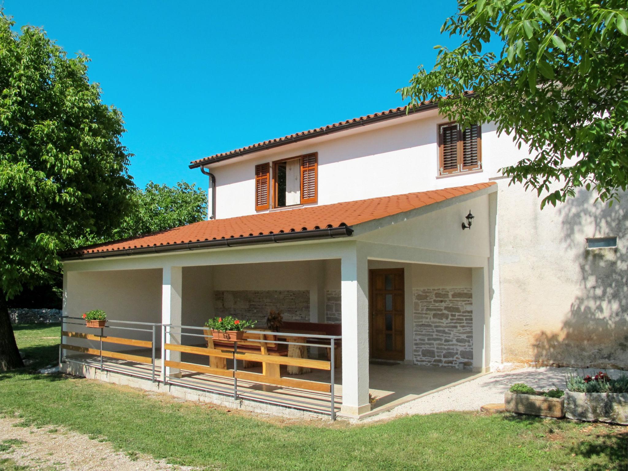 Photo 1 - Maison de 2 chambres à Pazin avec terrasse