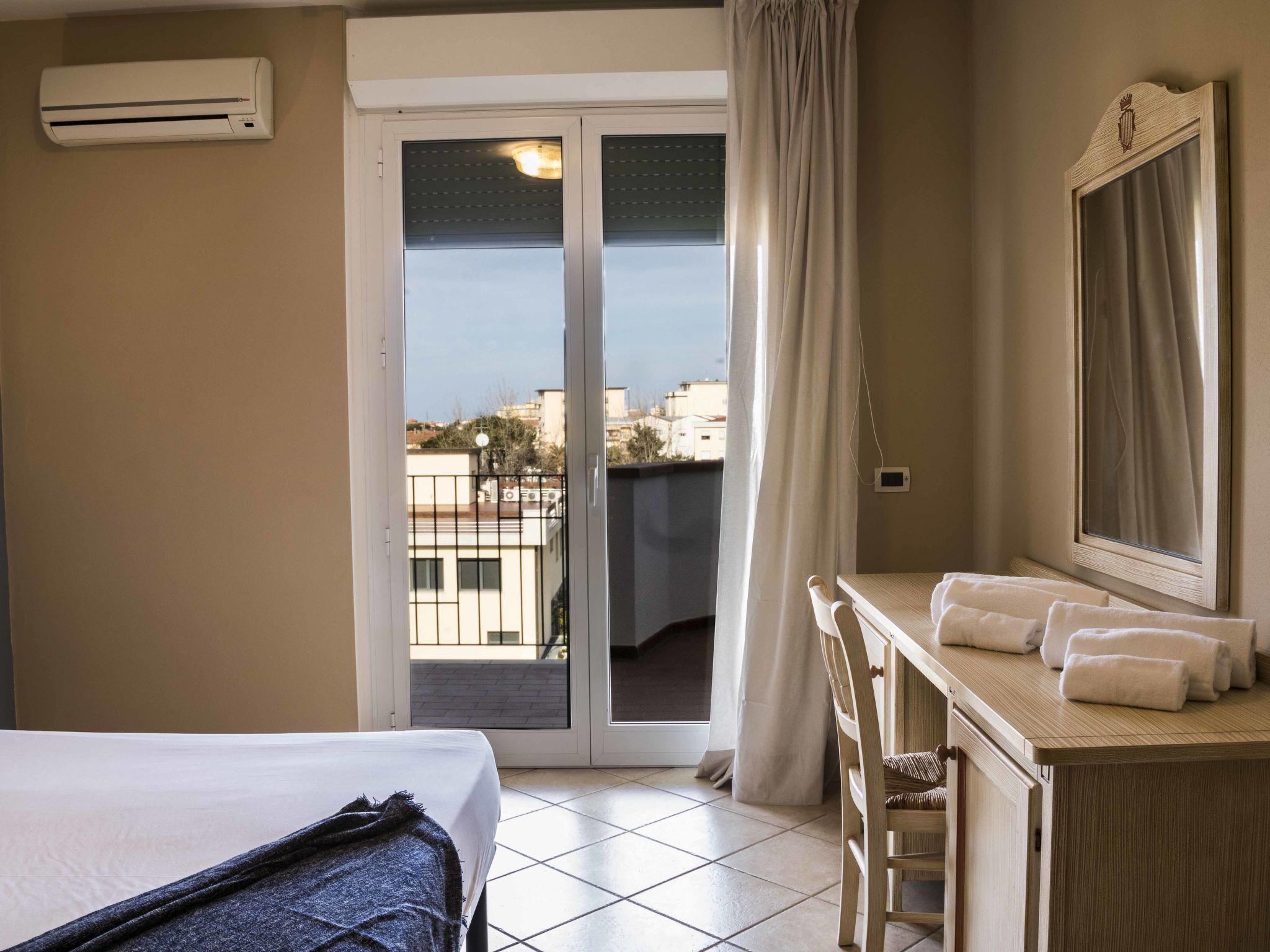 Foto 5 - Apartamento de 2 quartos em San Vincenzo com piscina e vistas do mar