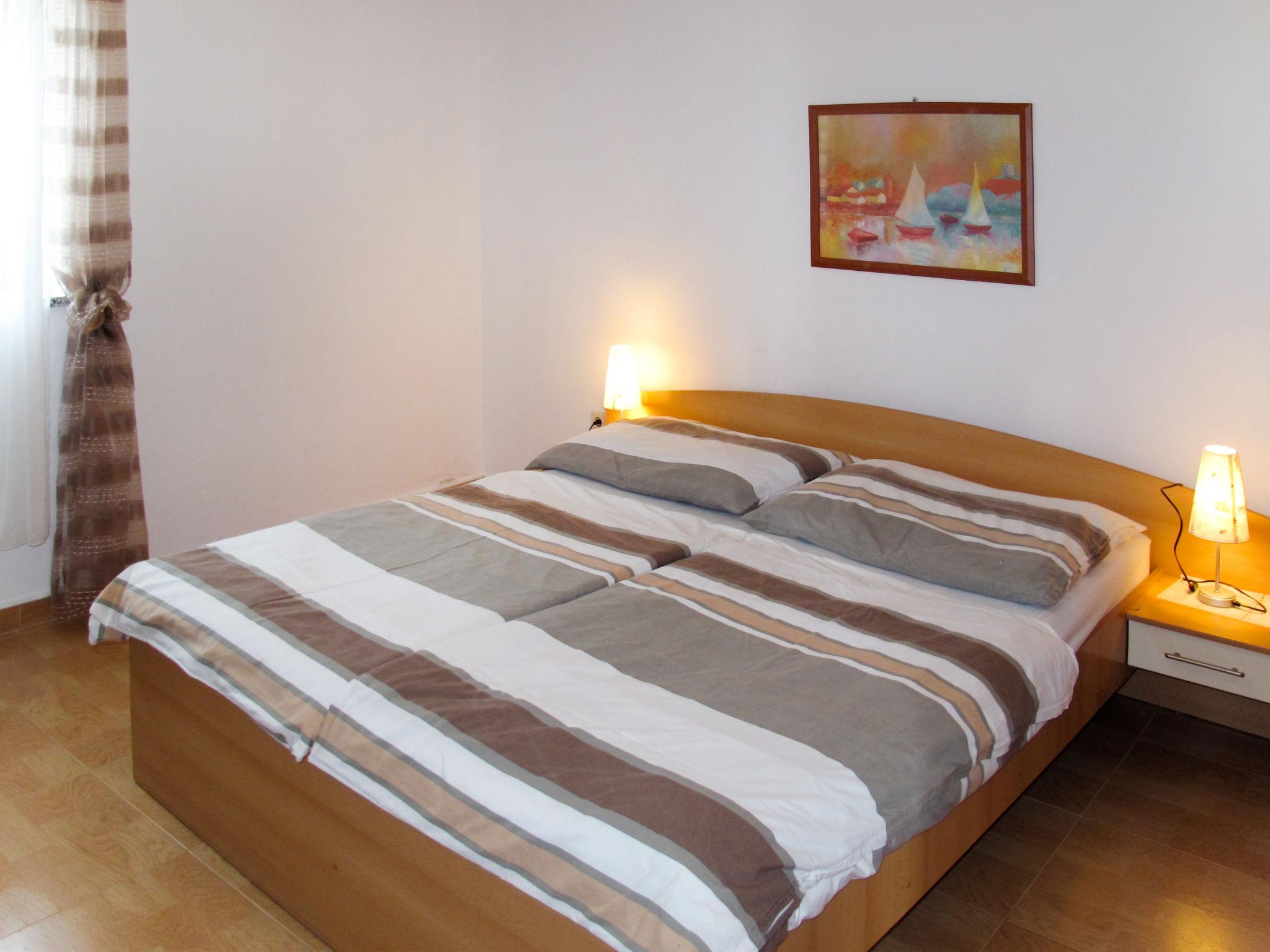 Foto 8 - Apartamento de 1 quarto em Raša com jardim e terraço