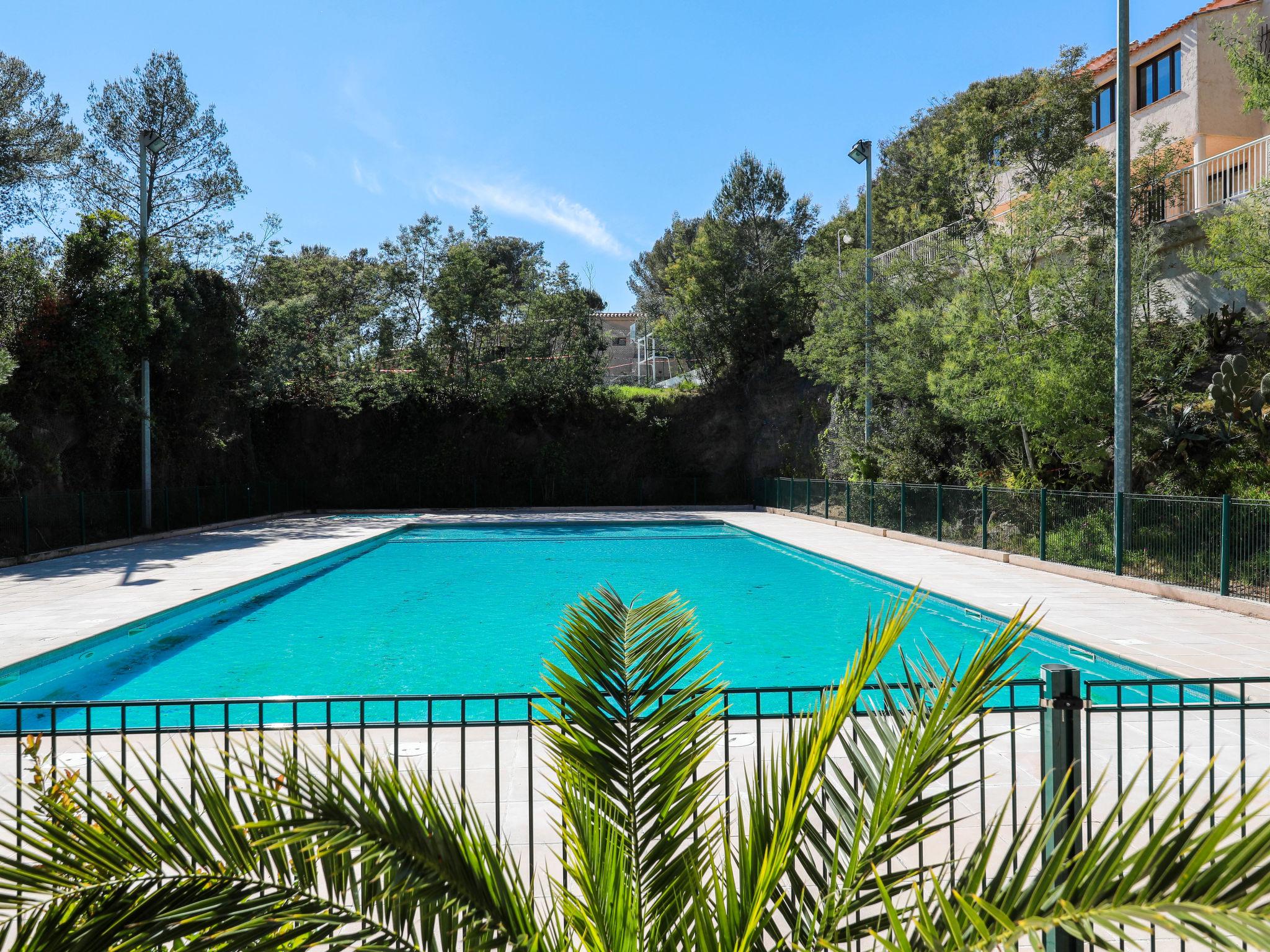 Foto 16 - Appartamento con 1 camera da letto a Saint-Raphaël con piscina e vista mare