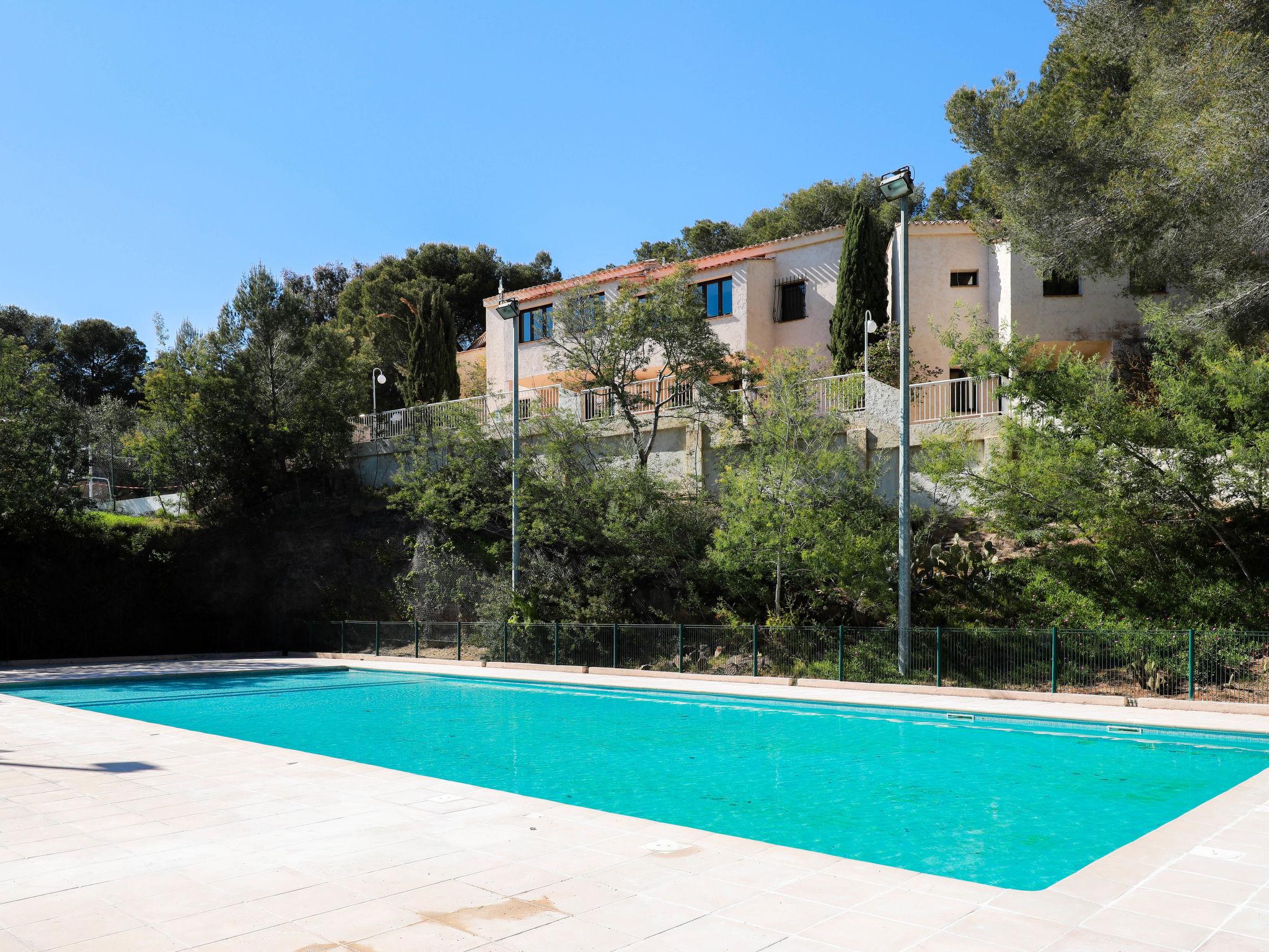 Foto 1 - Appartamento con 1 camera da letto a Saint-Raphaël con piscina e vista mare