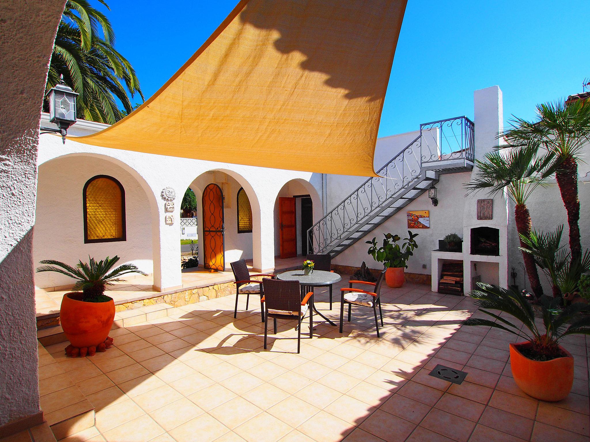 Photo 2 - Maison de 2 chambres à Castelló d'Empúries avec jardin et vues à la mer