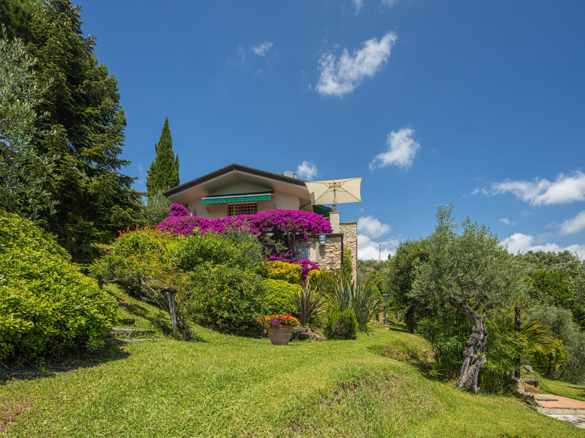 Foto 2 - Casa de 4 quartos em Massarosa com piscina privada e jardim