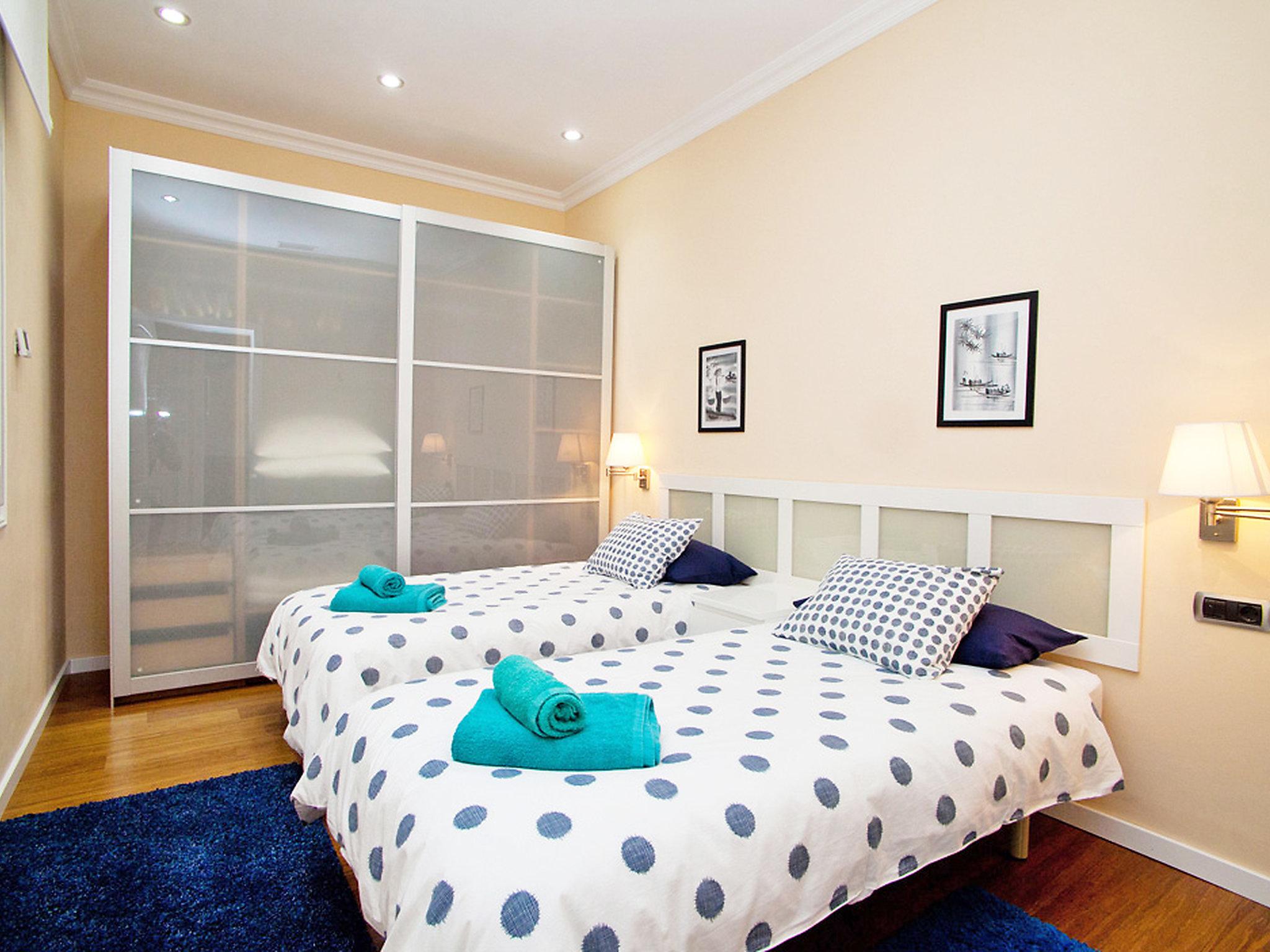 Foto 8 - Appartamento con 3 camere da letto a Barcellona
