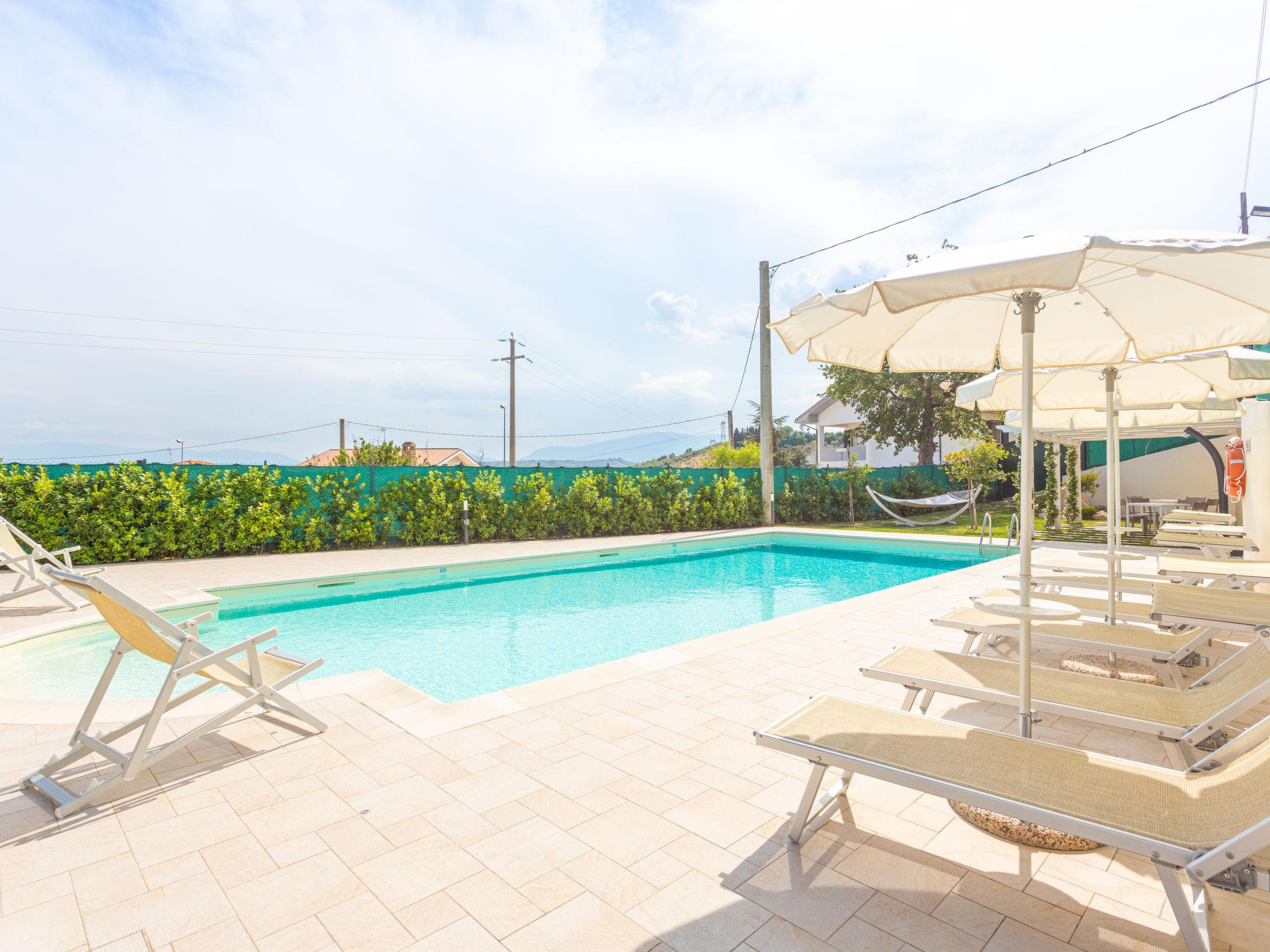 Foto 20 - Apartamento de 3 quartos em Collecorvino com piscina privada e jardim