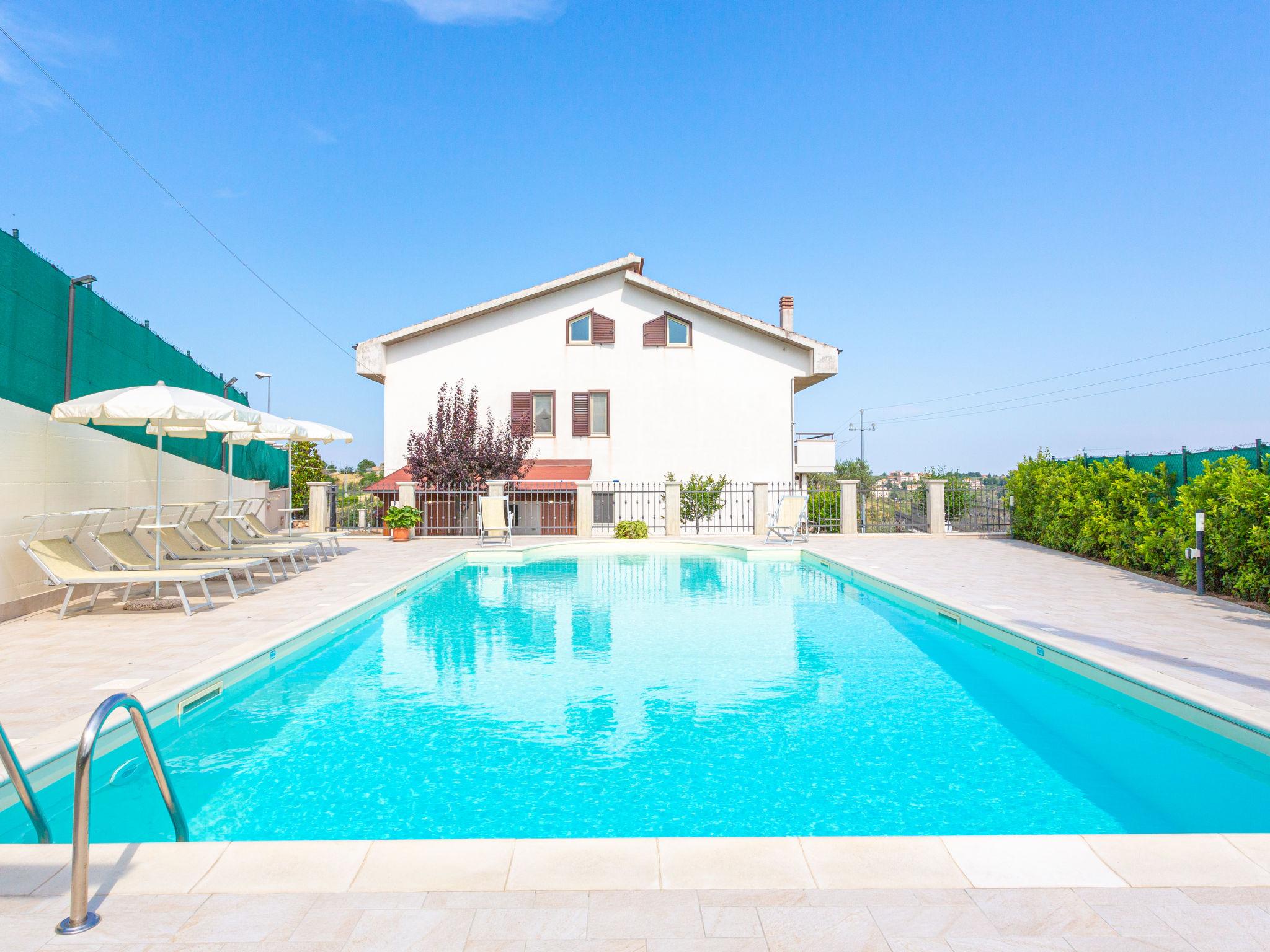 Photo 19 - Appartement de 3 chambres à Collecorvino avec piscine privée et jardin
