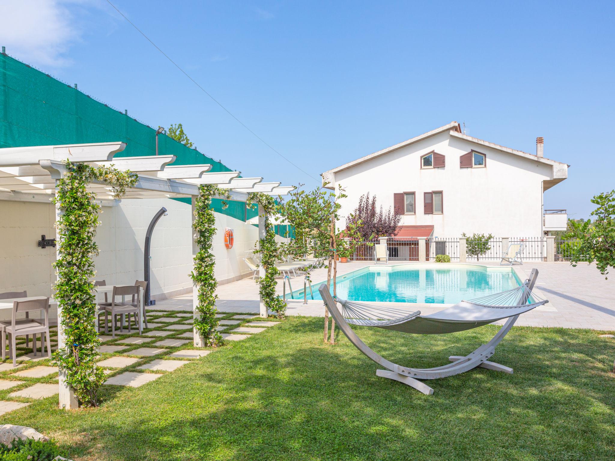 Foto 1 - Apartamento de 3 habitaciones en Collecorvino con piscina privada y jardín