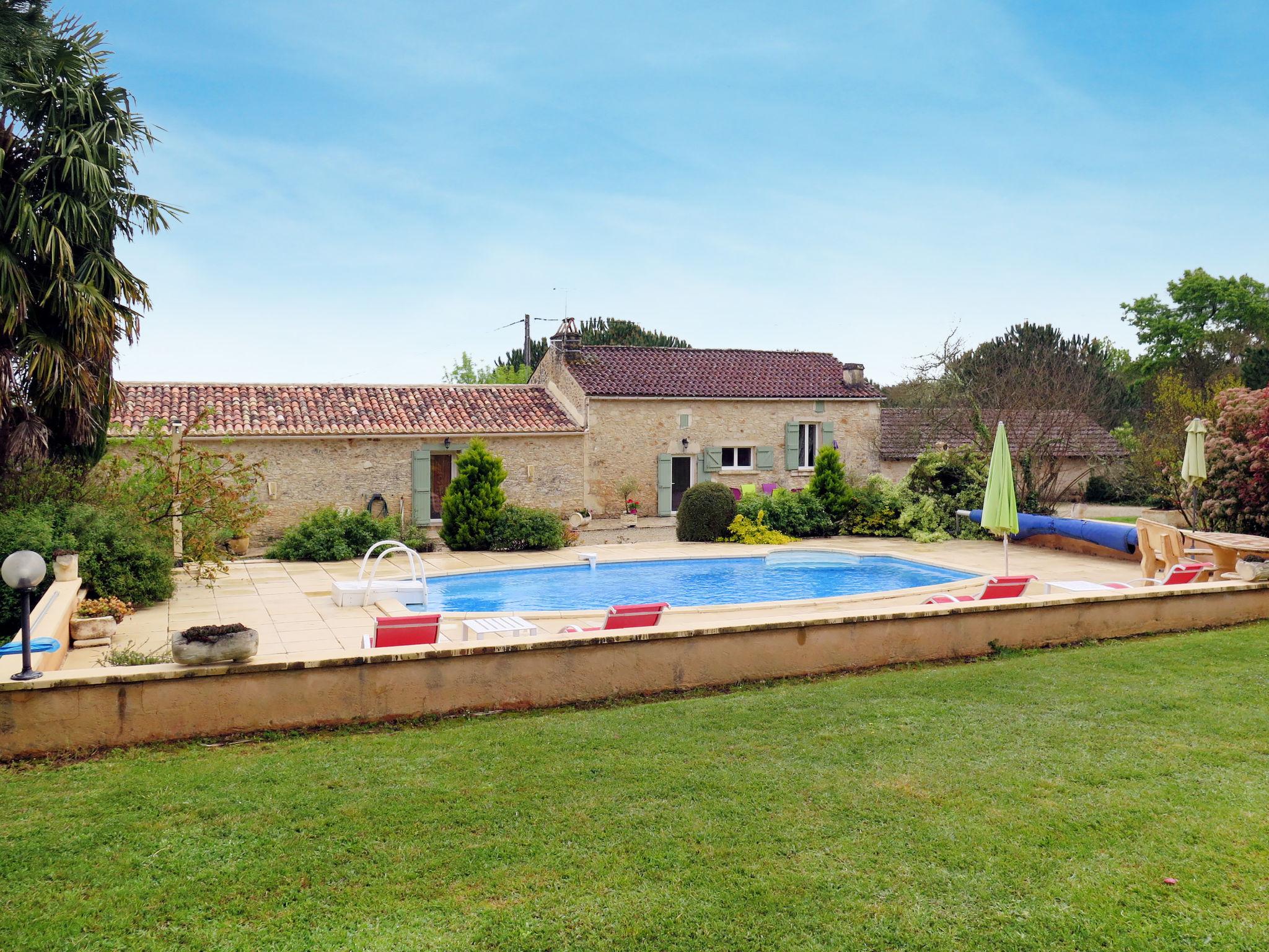 Photo 25 - 2 bedroom House in Blanquefort-sur-Briolance with private pool and garden