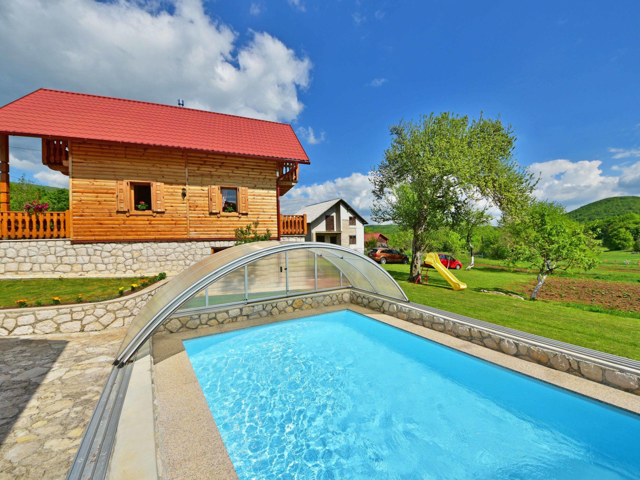 Foto 1 - Casa de 2 habitaciones en Senj con piscina y jardín