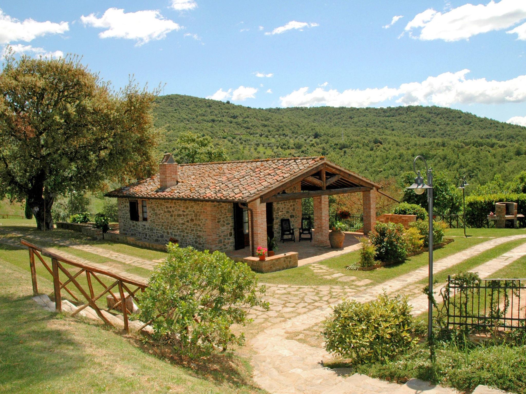 Foto 2 - Casa de 2 quartos em Paciano com piscina e jardim