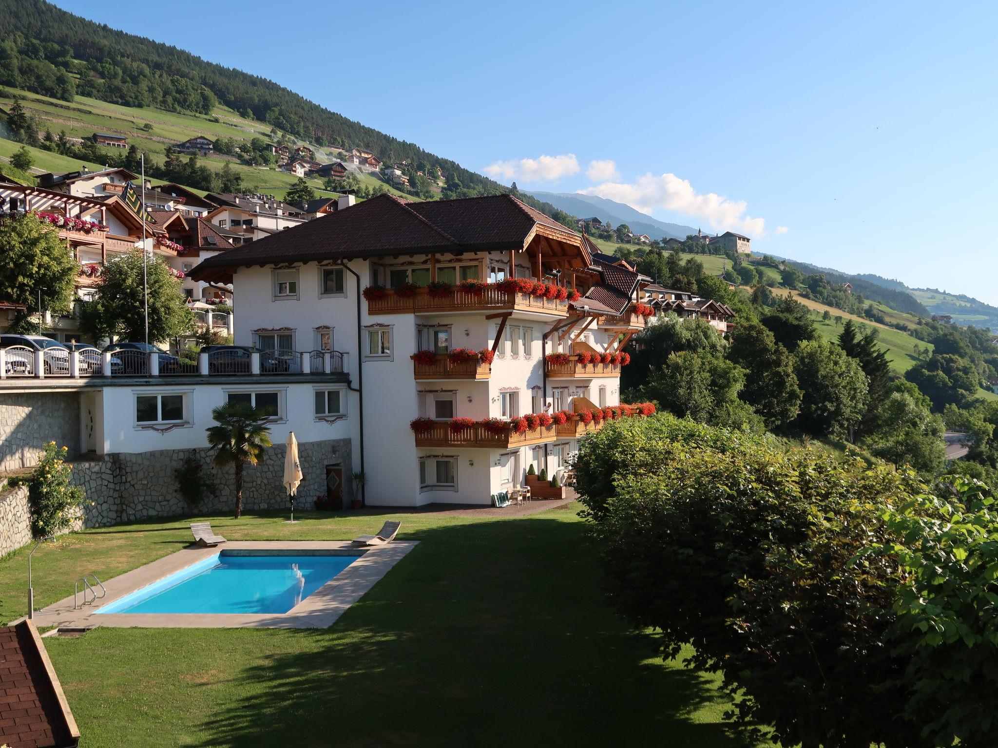 Foto 1 - Appartamento con 1 camera da letto a Villanders con piscina e vista sulle montagne