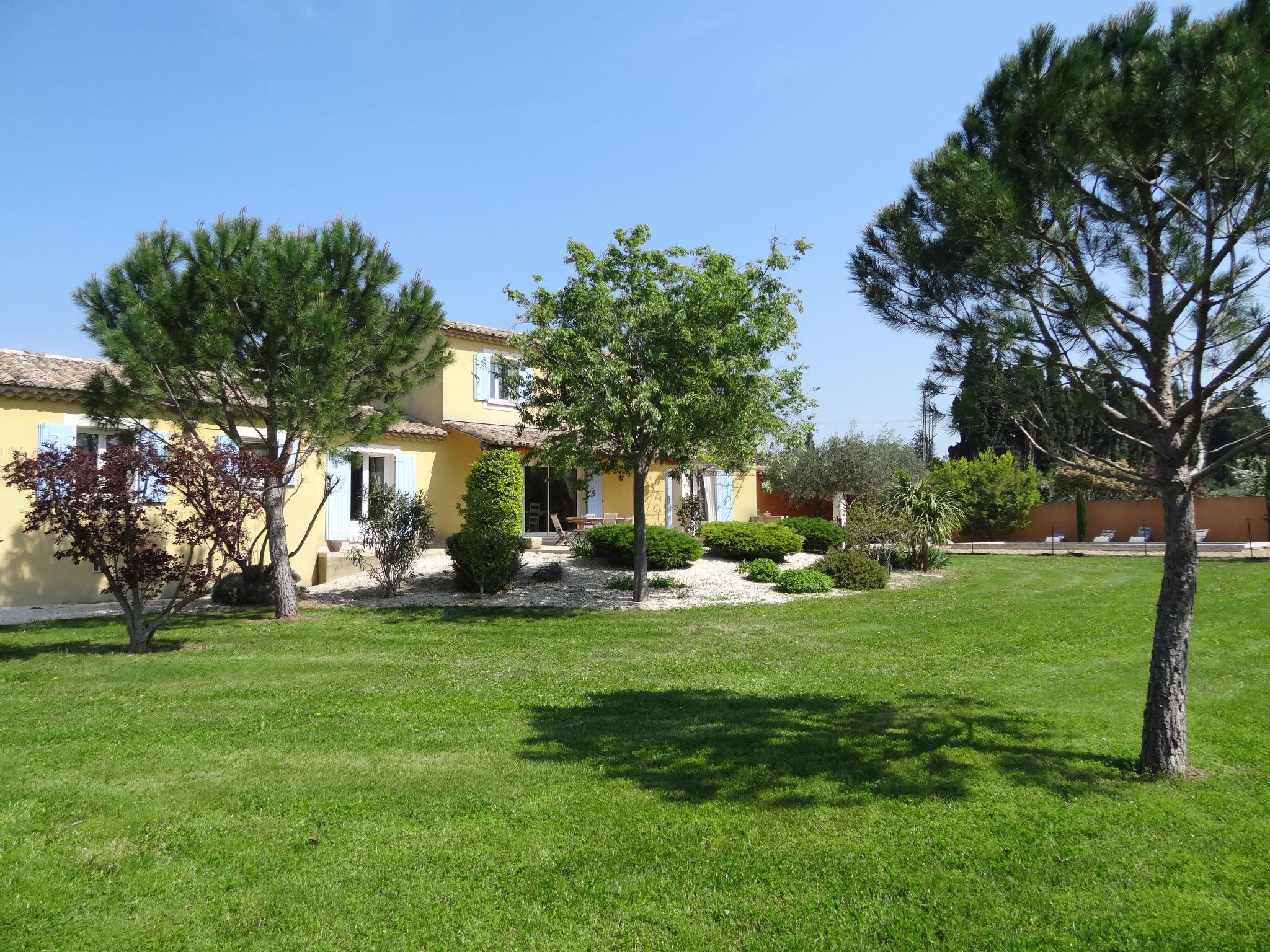 Foto 27 - Casa de 4 quartos em Eyragues com piscina privada e terraço