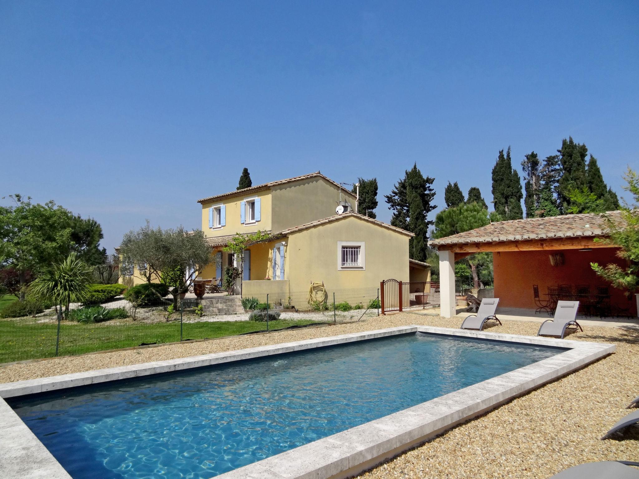 Photo 1 - Maison de 4 chambres à Eyragues avec piscine privée et jardin