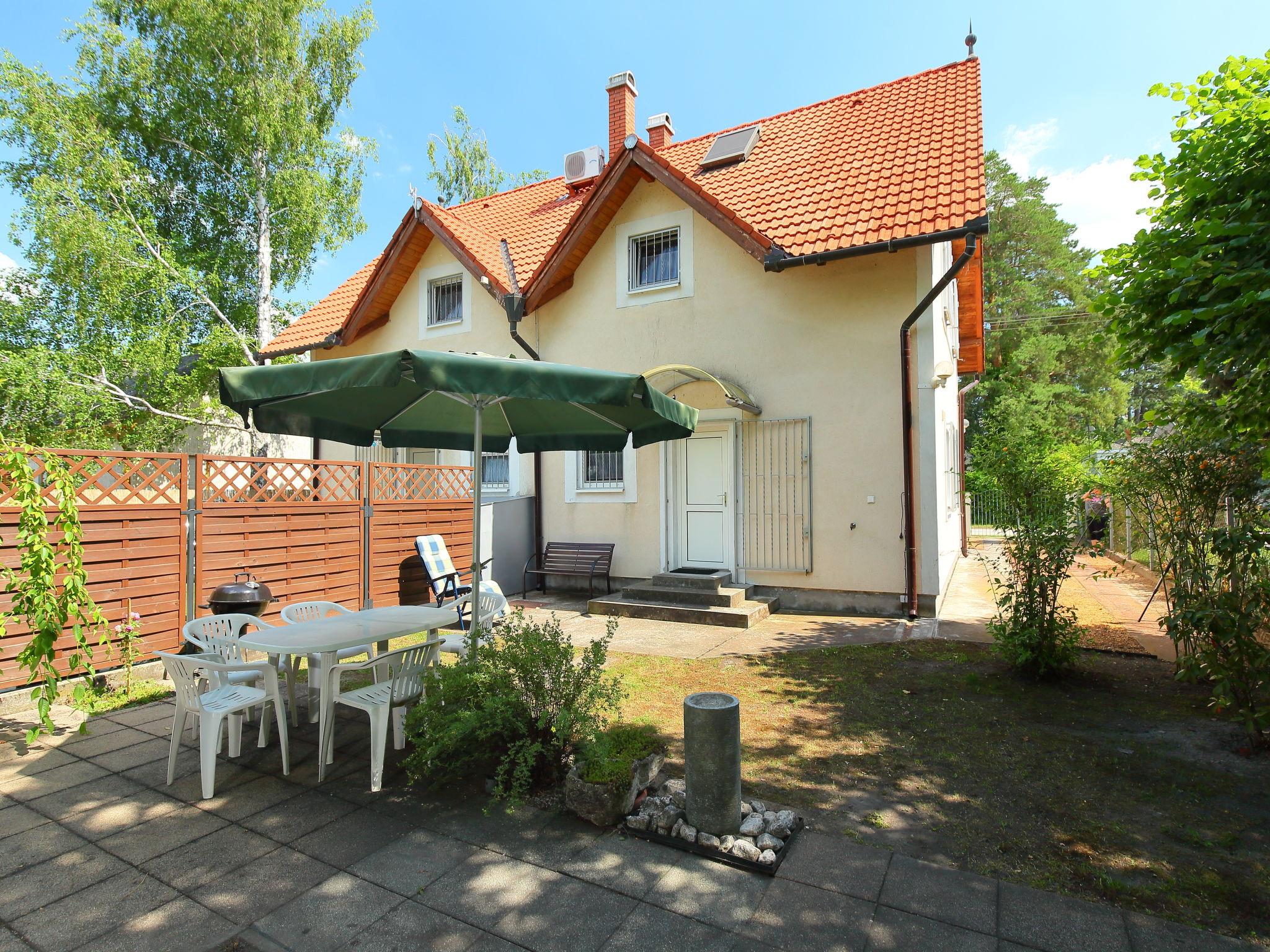 Photo 2 - Maison de 3 chambres à Fonyód avec jardin et vues à la mer