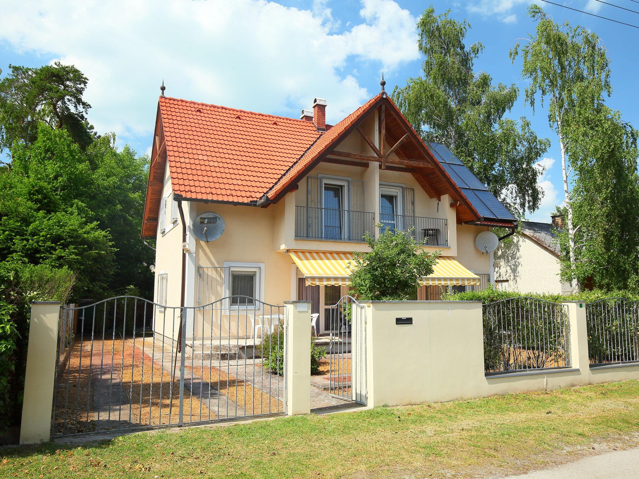 Photo 1 - Maison de 3 chambres à Fonyód avec jardin et vues à la mer