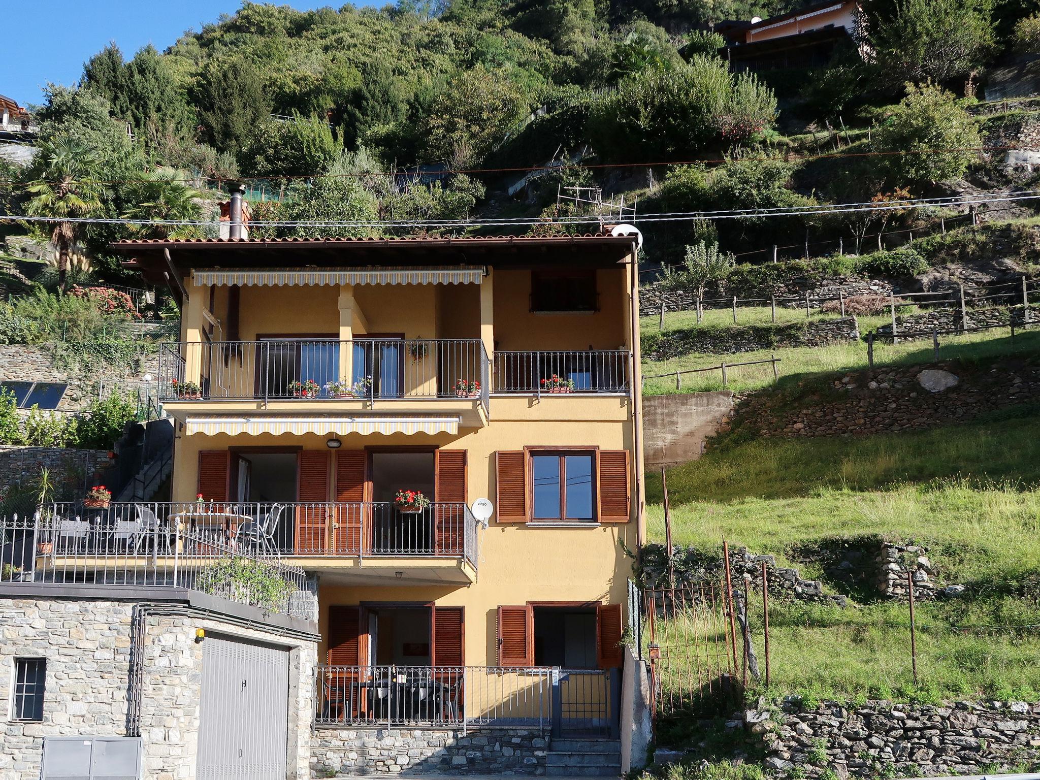 Foto 15 - Apartamento de 2 quartos em Gravedona ed Uniti com piscina e vista para a montanha