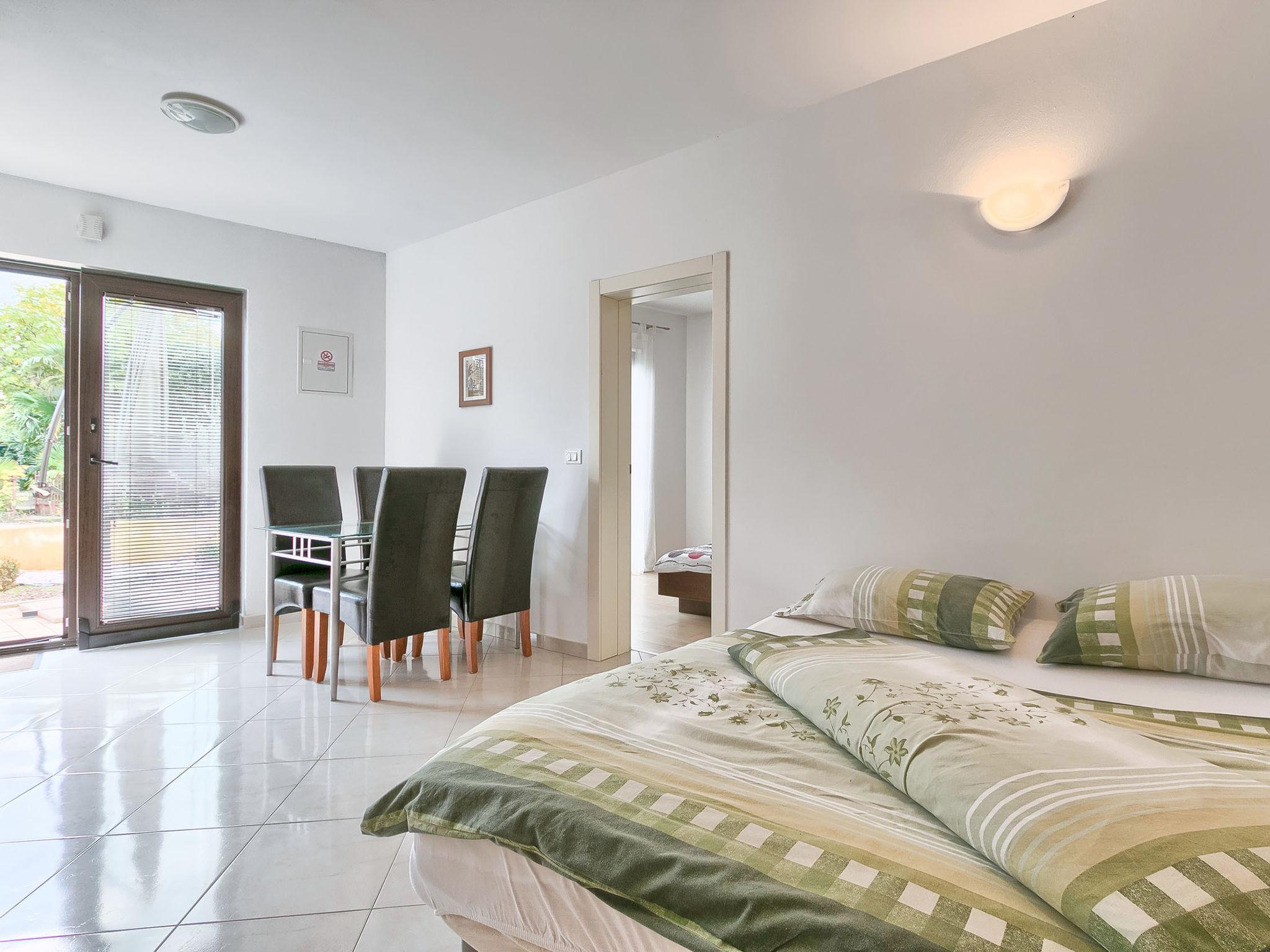 Foto 4 - Appartamento con 1 camera da letto a Umag con piscina e vista mare