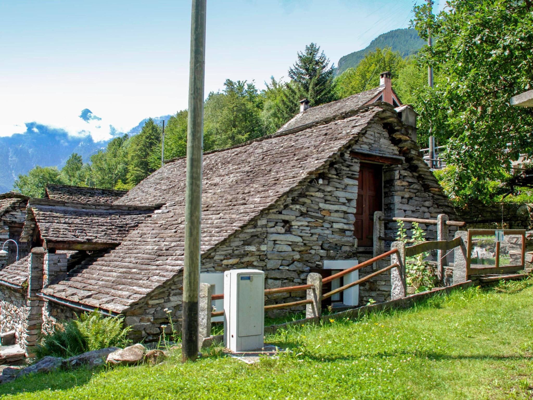 Photo 1 - Maison de 3 chambres à Verzasca avec jardin et vues sur la montagne