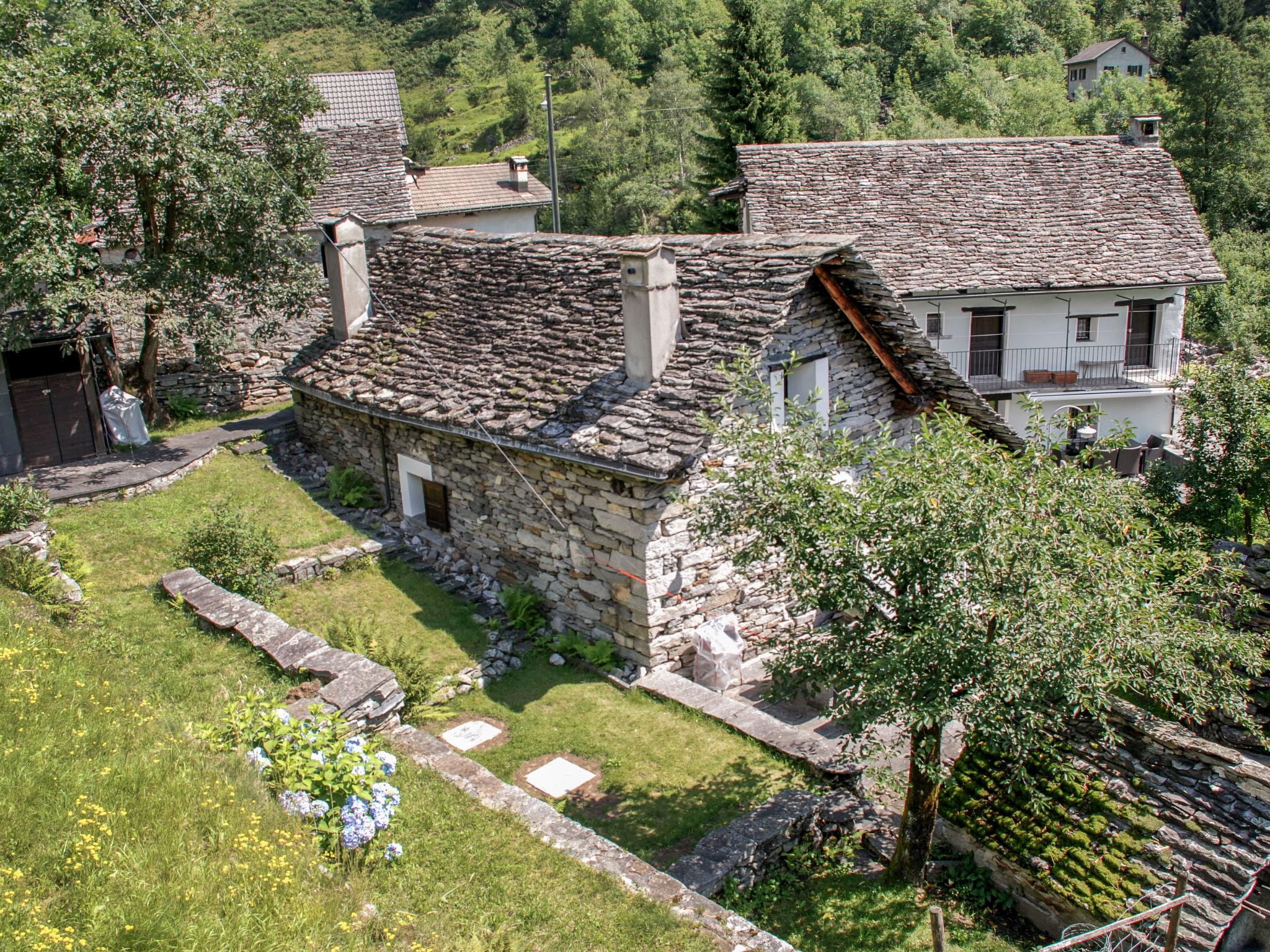 Foto 1 - Casa con 3 camere da letto a Verzasca con giardino e vista sulle montagne