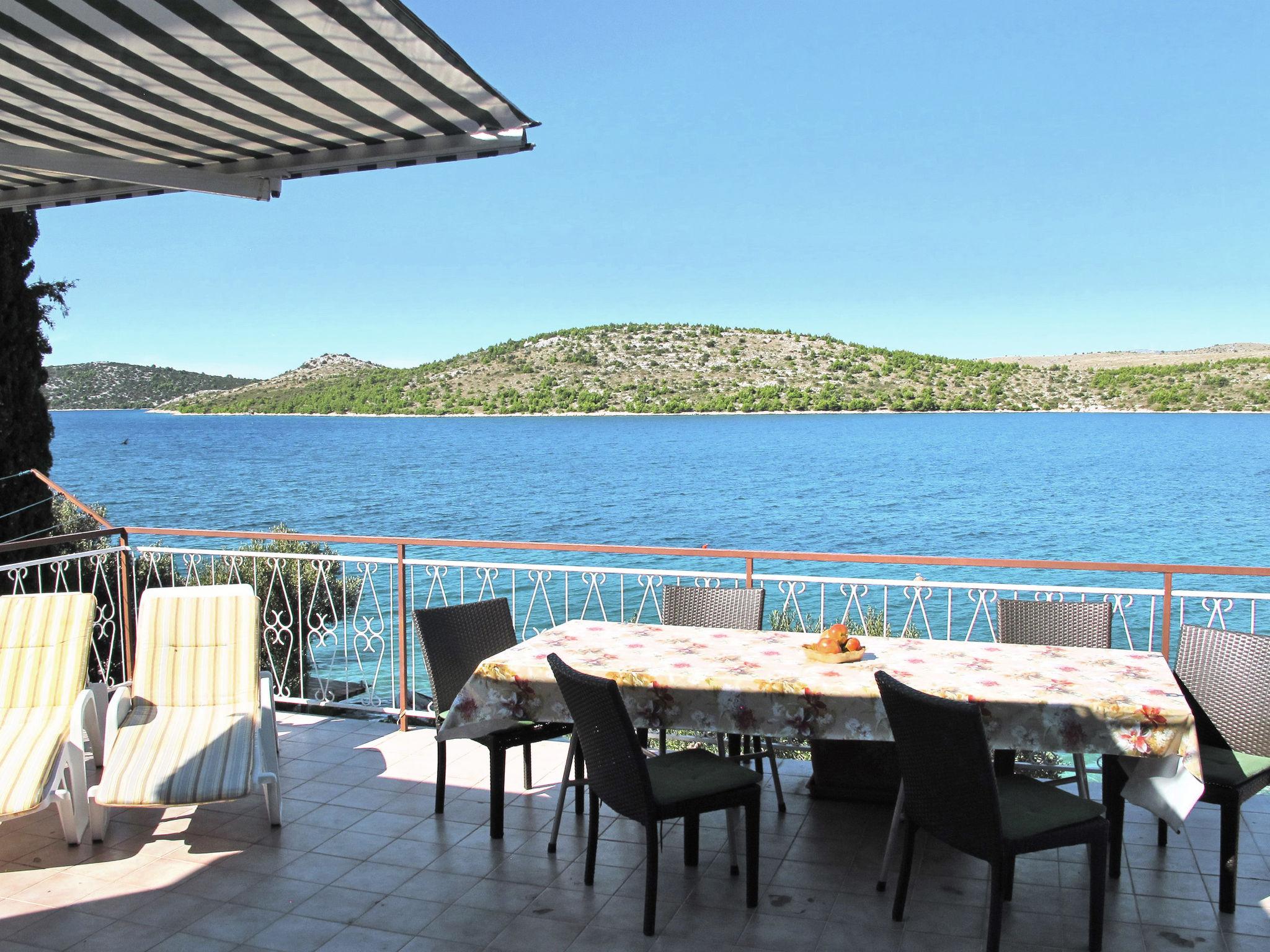 Photo 1 - Appartement de 2 chambres à Sibenik avec terrasse