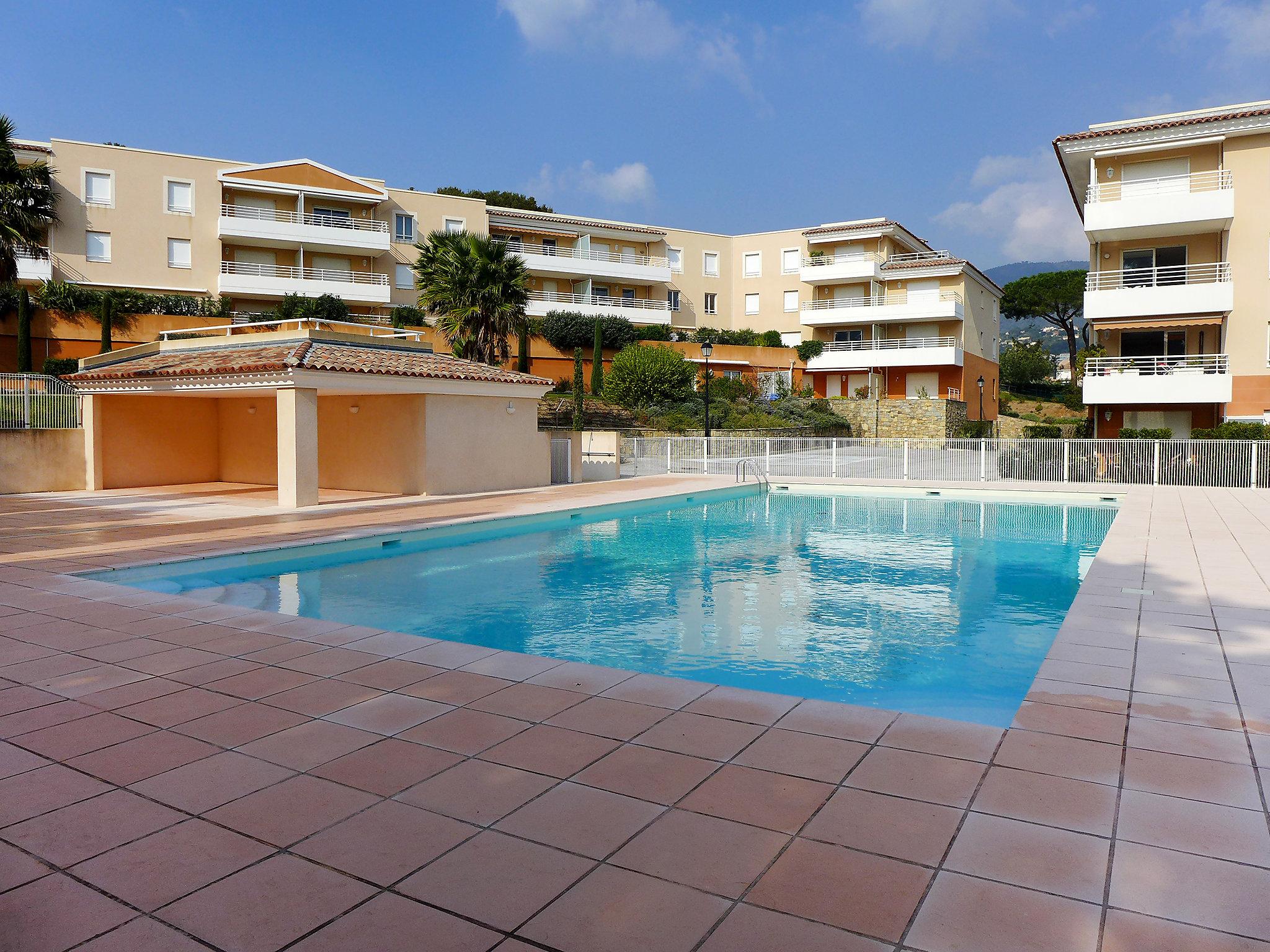Foto 1 - Apartamento de 2 quartos em Cavalaire-sur-Mer com piscina e vistas do mar