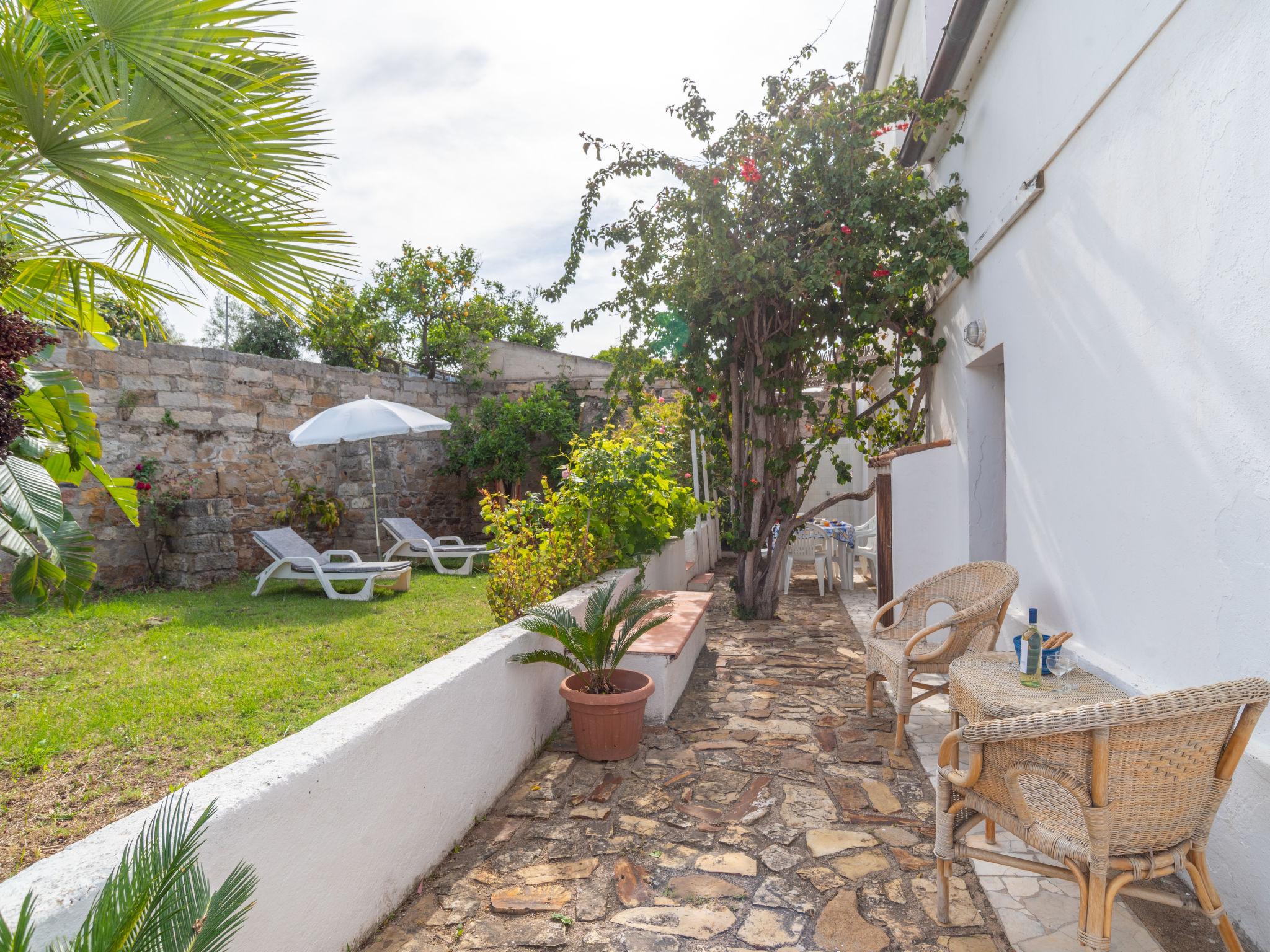 Photo 2 - Maison de 2 chambres à Santa Maria Coghinas avec jardin et vues à la mer