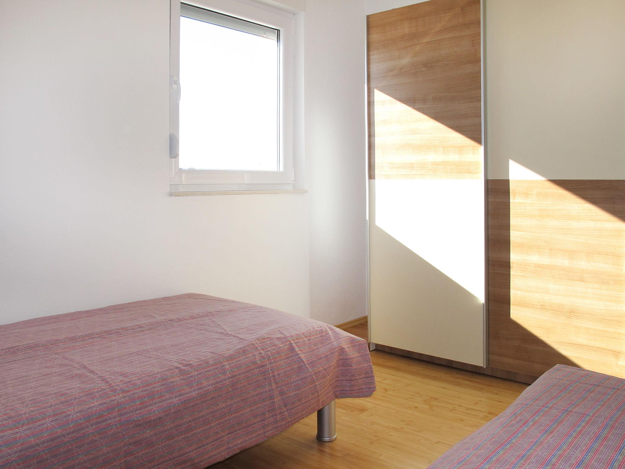 Foto 9 - Appartamento con 2 camere da letto a Okrug con vista mare