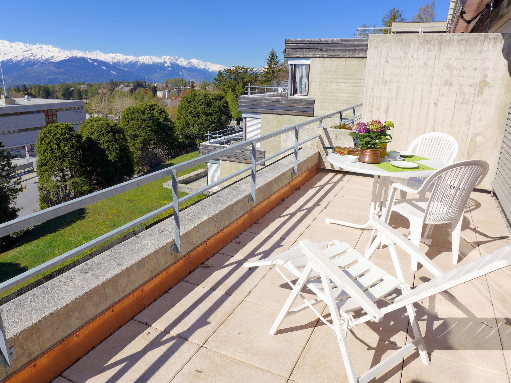 Foto 18 - Apartment mit 1 Schlafzimmer in Crans-Montana mit schwimmbad und blick auf die berge