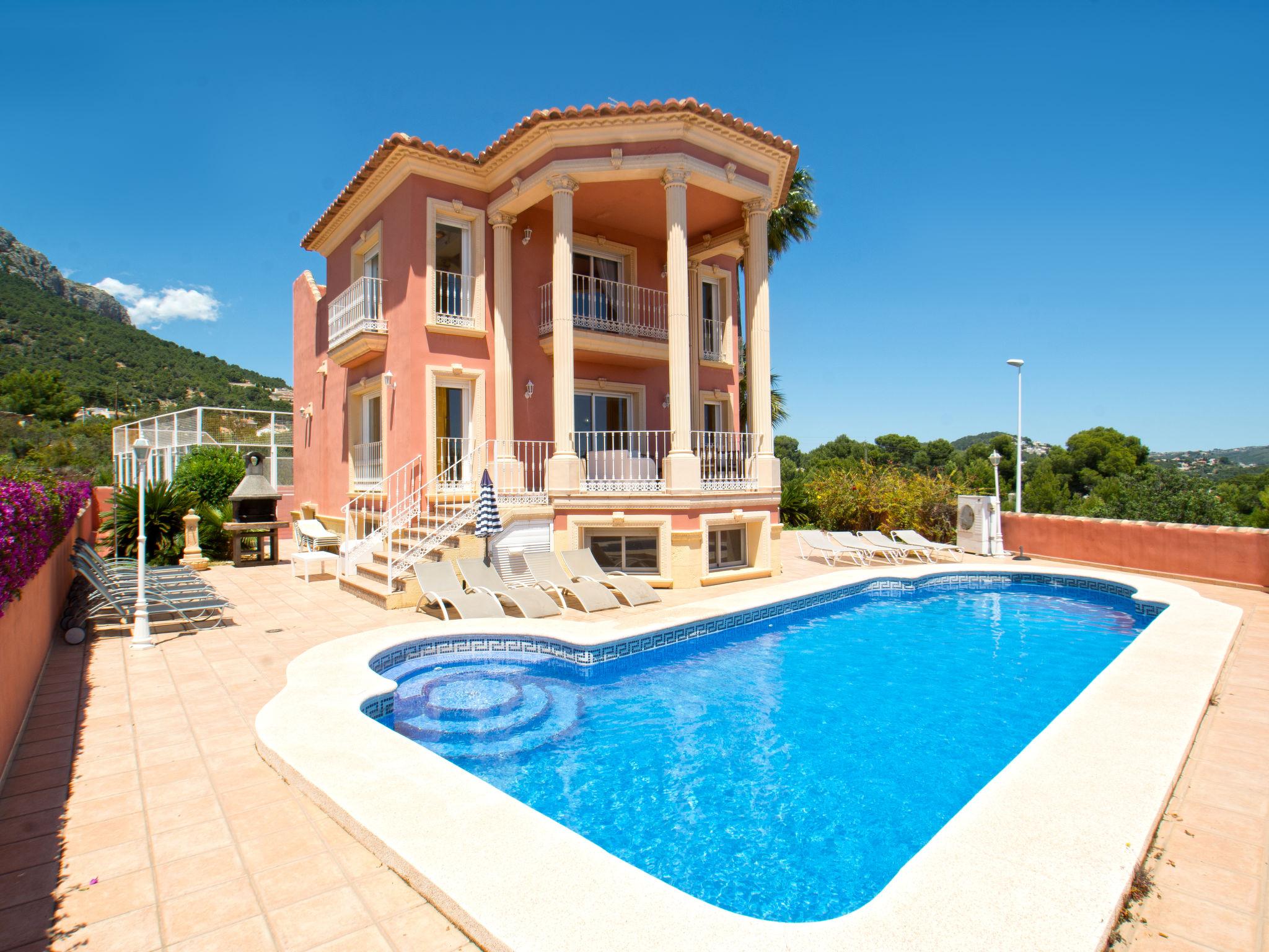 Foto 1 - Casa de 9 quartos em Calp com piscina privada e vistas do mar