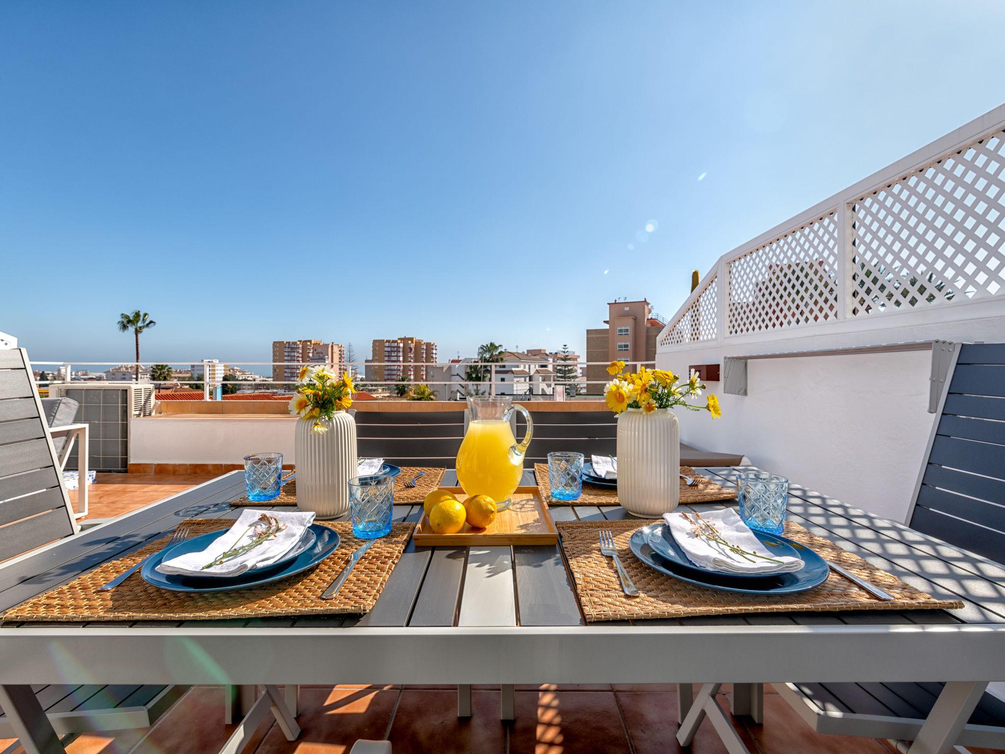 Foto 1 - Apartamento de 2 quartos em Benalmádena com terraço e vistas do mar