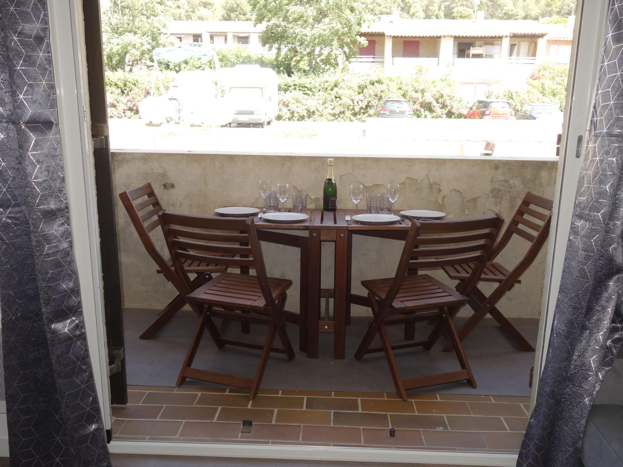 Photo 10 - Apartment in Saint-Cyr-sur-Mer with terrace and sea view