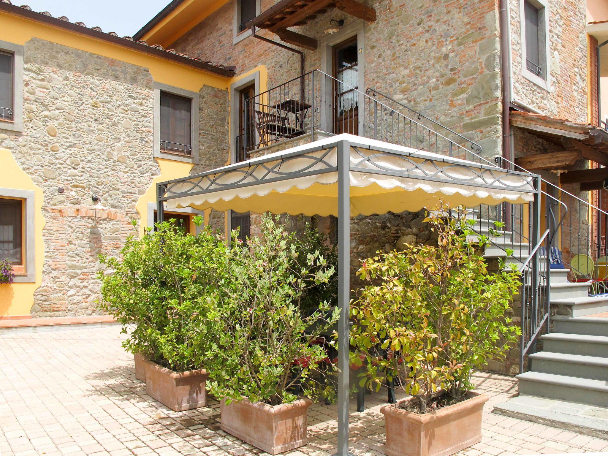 Foto 4 - Apartamento de 2 habitaciones en Pescia con piscina y jardín