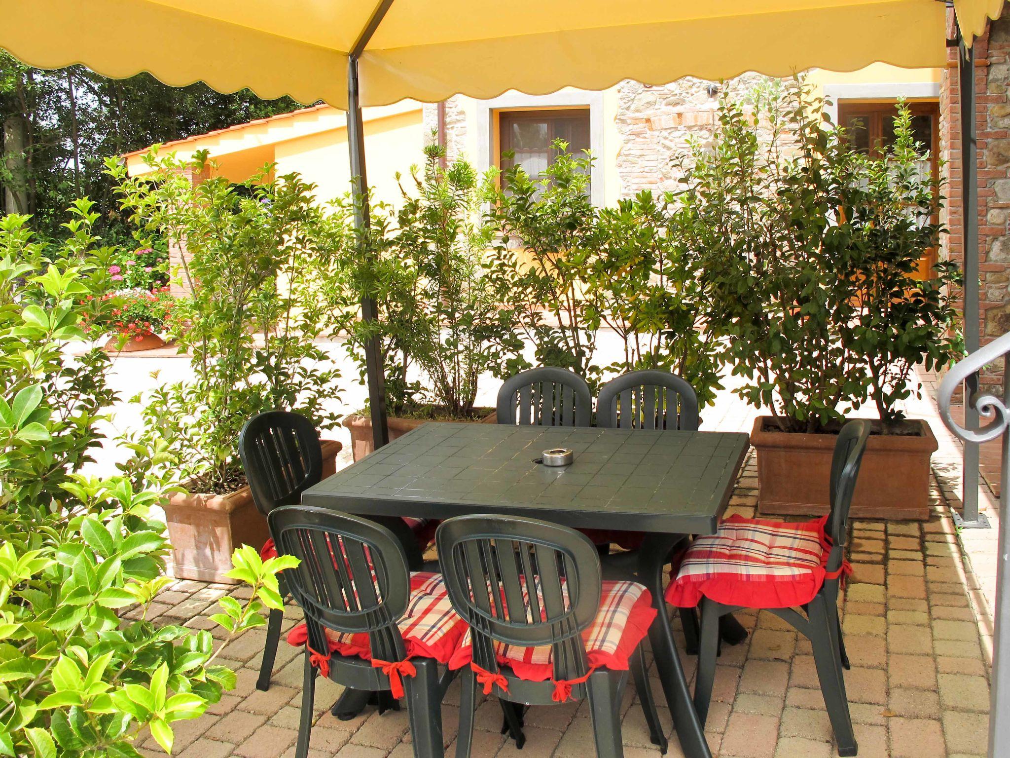 Photo 7 - 2 bedroom Apartment in Pescia with swimming pool and garden