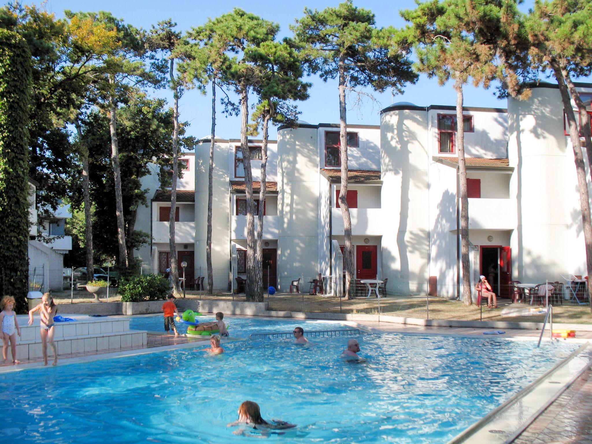 Photo 1 - Maison de 3 chambres à Lignano Sabbiadoro avec piscine et vues à la mer