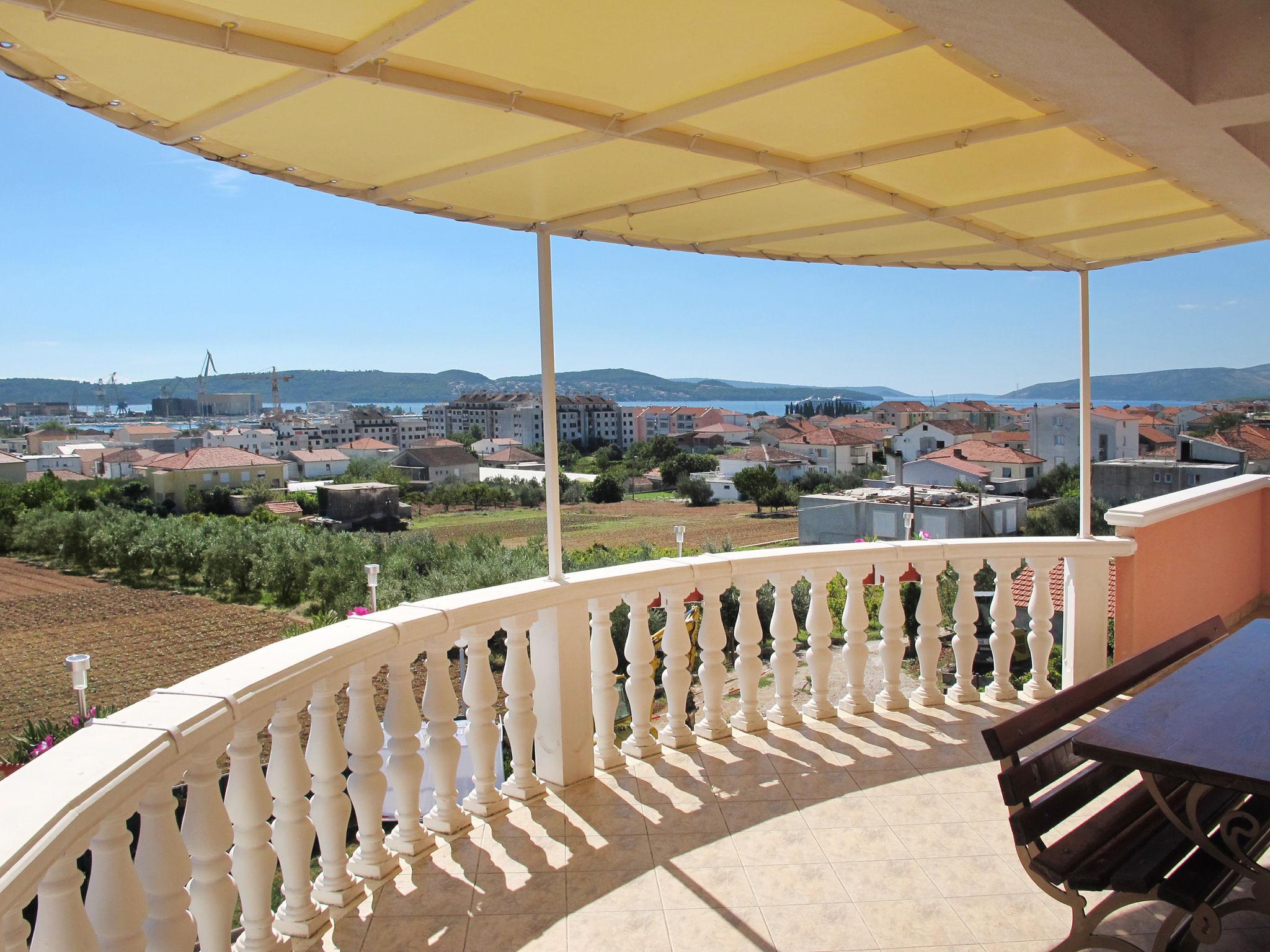 Foto 2 - Appartamento con 3 camere da letto a Trogir con piscina e vista mare