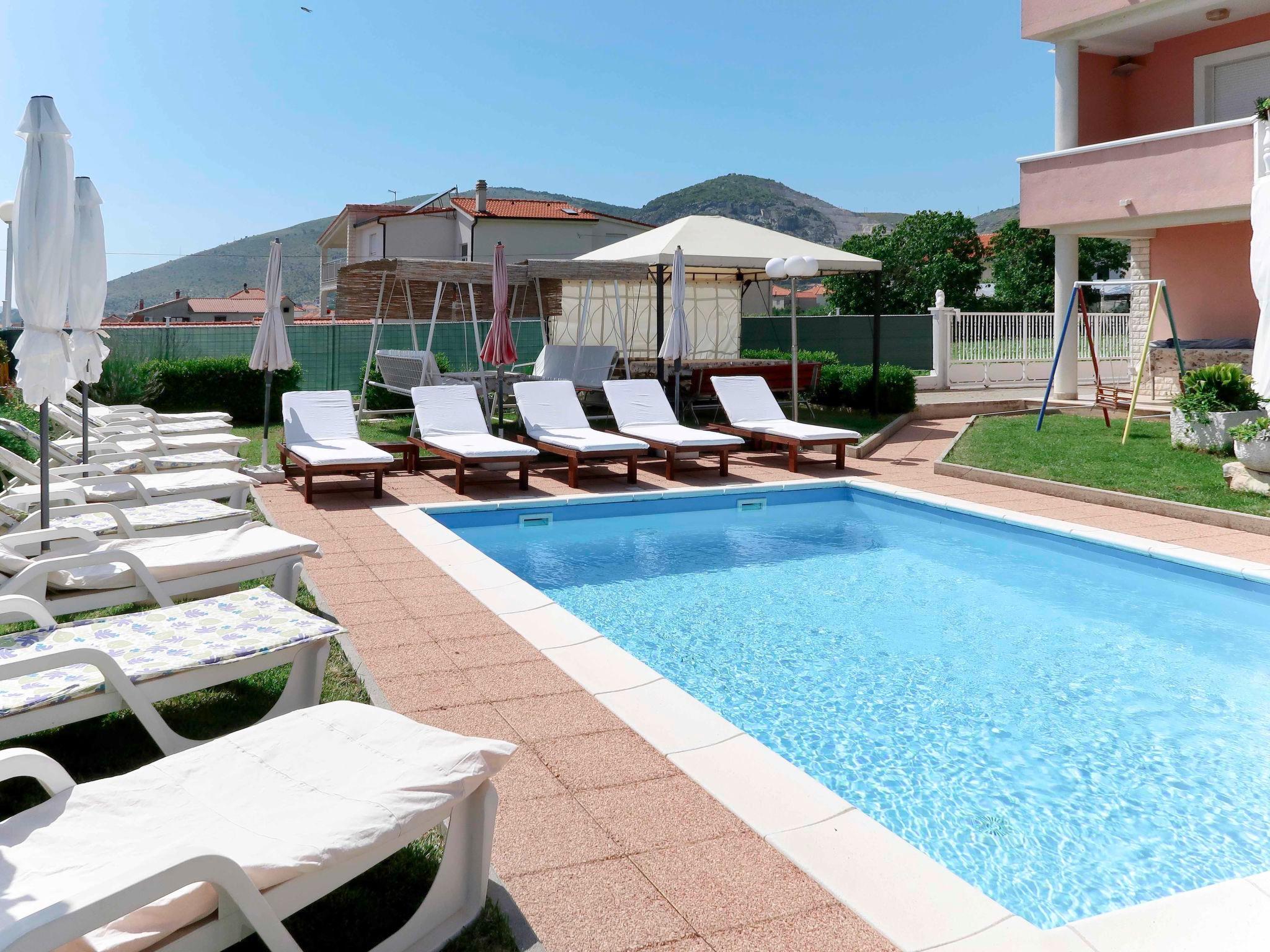 Foto 8 - Appartamento con 3 camere da letto a Trogir con piscina e vista mare