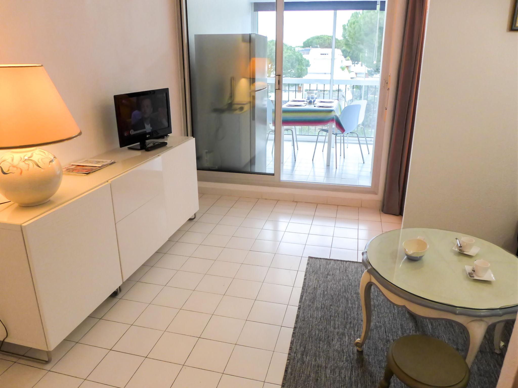 Photo 6 - 1 bedroom Apartment in La Grande-Motte with swimming pool and garden