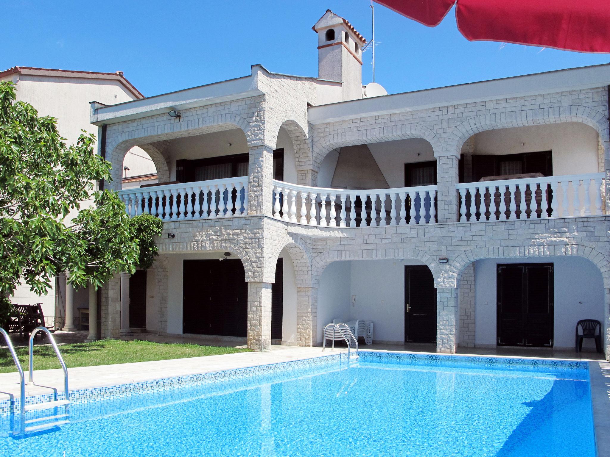 Photo 2 - Appartement de 4 chambres à Medulin avec piscine et vues à la mer