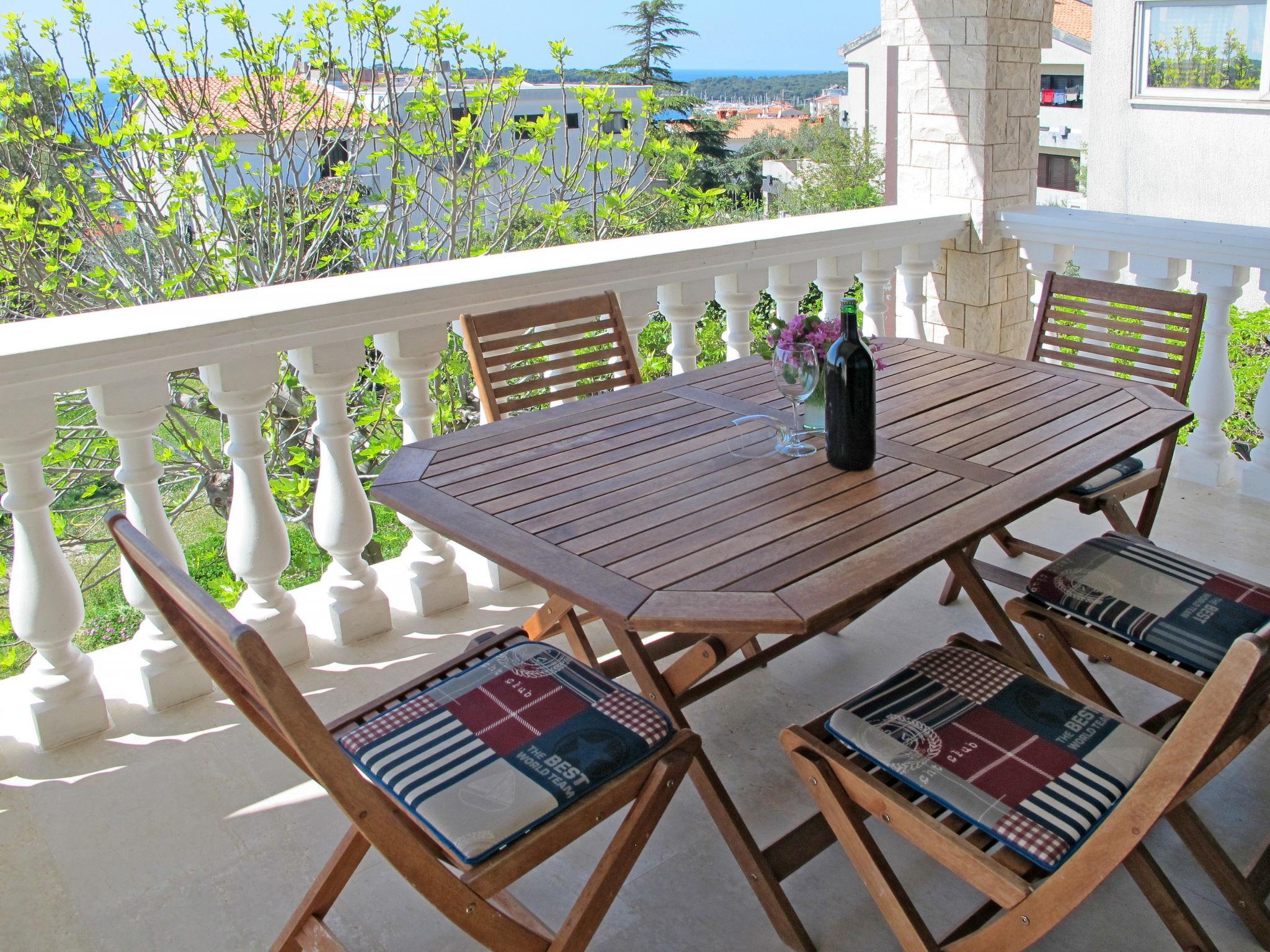 Foto 3 - Apartamento de 4 quartos em Medulin com piscina e vistas do mar