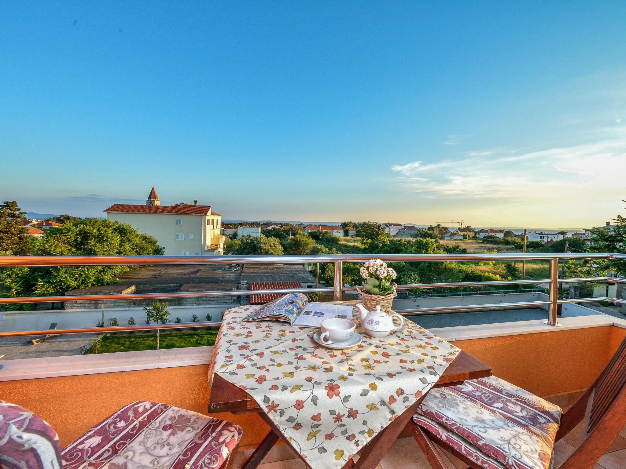 Foto 9 - Apartamento de 1 quarto em Privlaka com piscina e vistas do mar