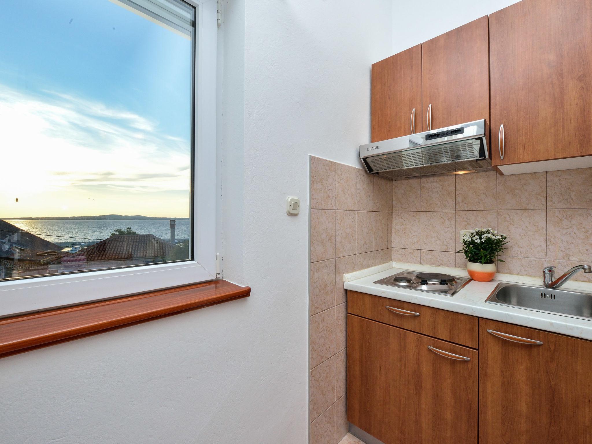 Foto 5 - Apartamento de 1 habitación en Privlaka con piscina y vistas al mar