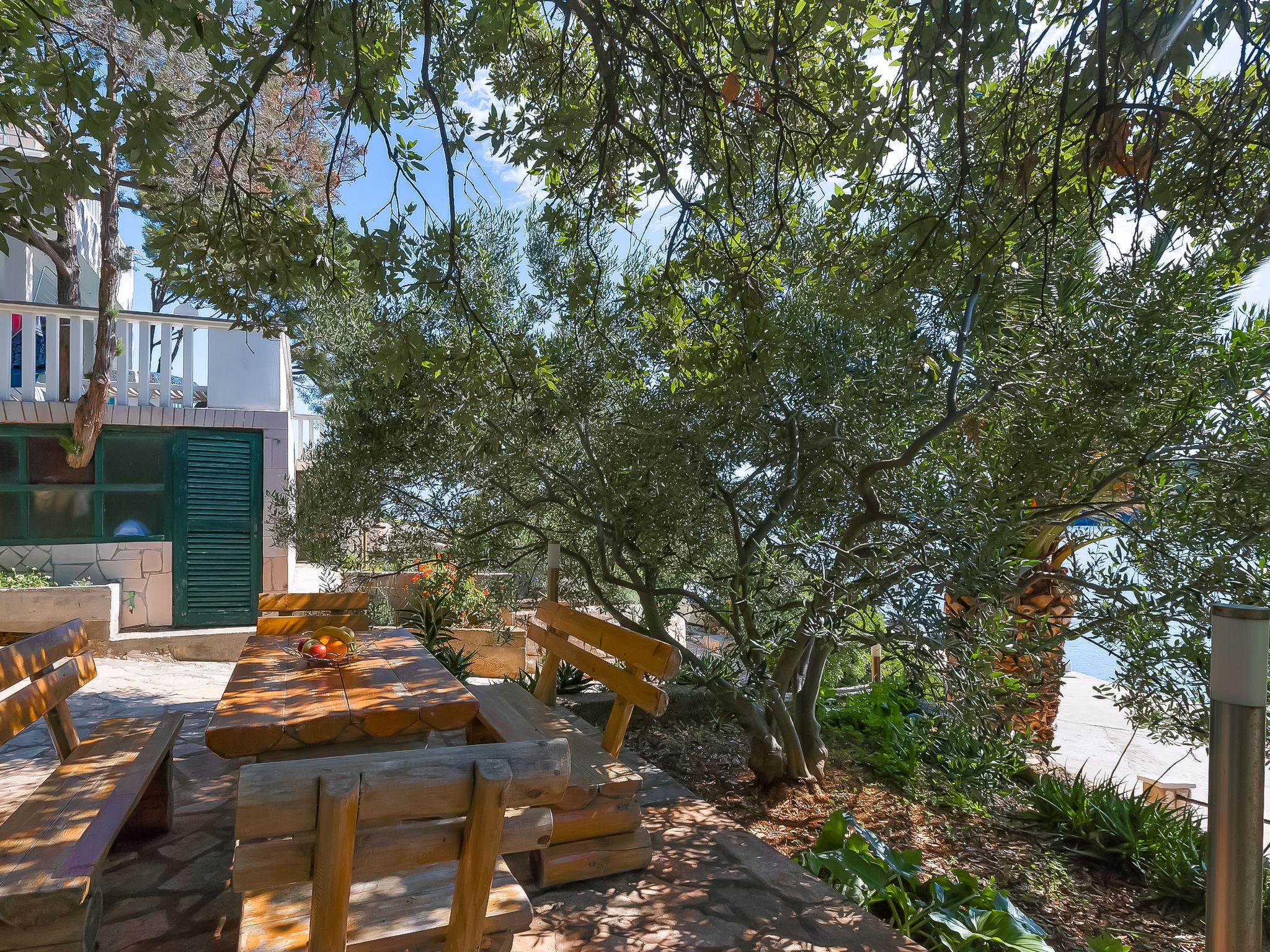 Photo 12 - Maison de 3 chambres à Jelsa avec jardin et terrasse