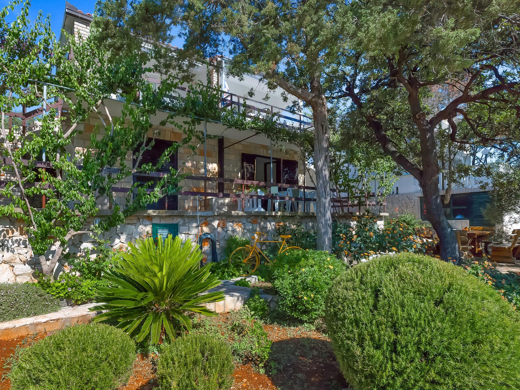 Photo 1 - Maison de 3 chambres à Jelsa avec jardin et terrasse