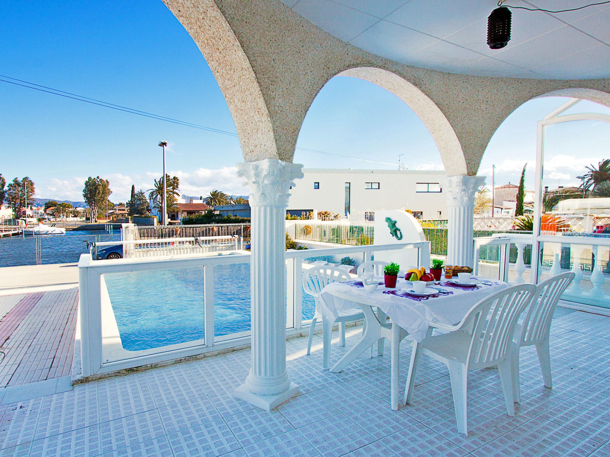 Foto 13 - Casa de 4 habitaciones en Castelló d'Empúries con piscina privada y vistas al mar