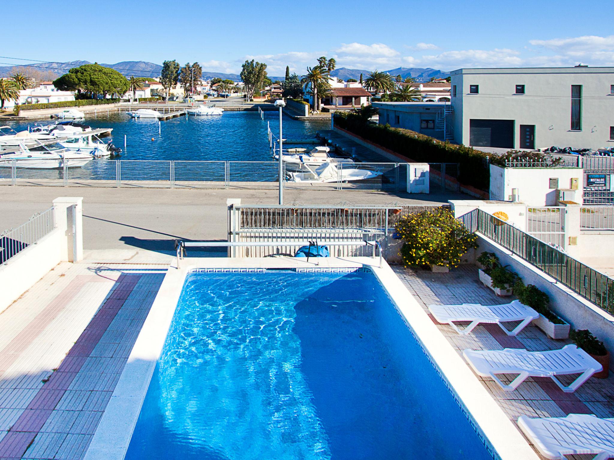 Foto 5 - Casa de 4 quartos em Castelló d'Empúries com piscina privada e vistas do mar