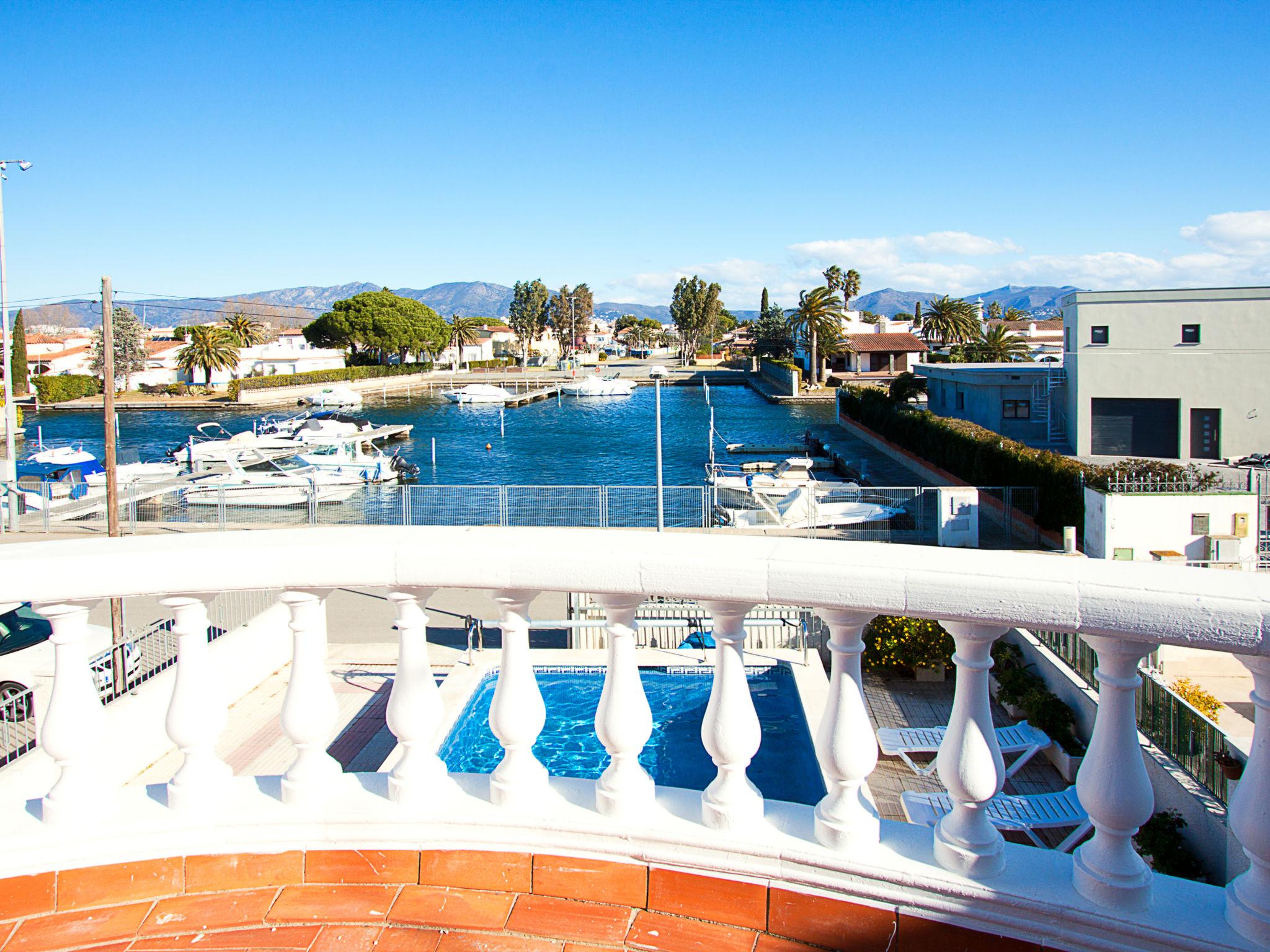 Foto 14 - Casa de 4 habitaciones en Castelló d'Empúries con piscina privada y vistas al mar