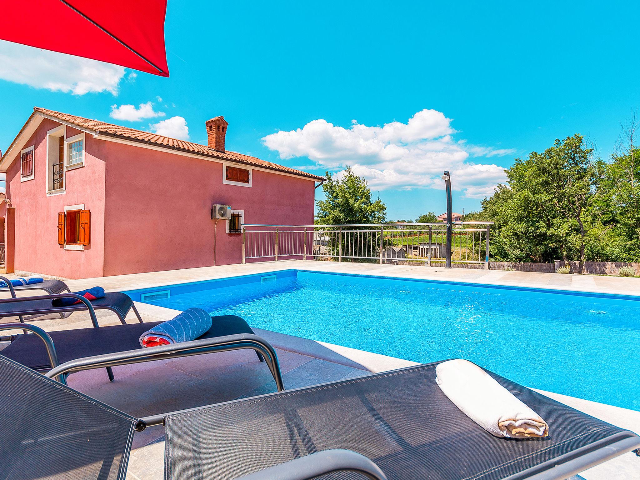 Photo 2 - Maison de 2 chambres à Višnjan avec piscine privée et vues à la mer