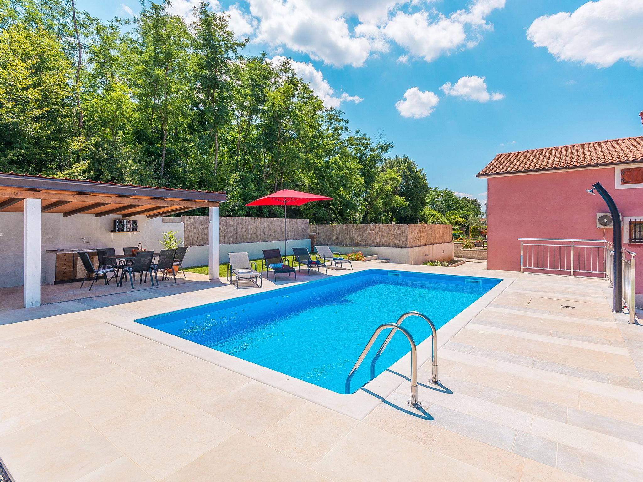 Foto 17 - Casa de 2 quartos em Višnjan com piscina privada e vistas do mar