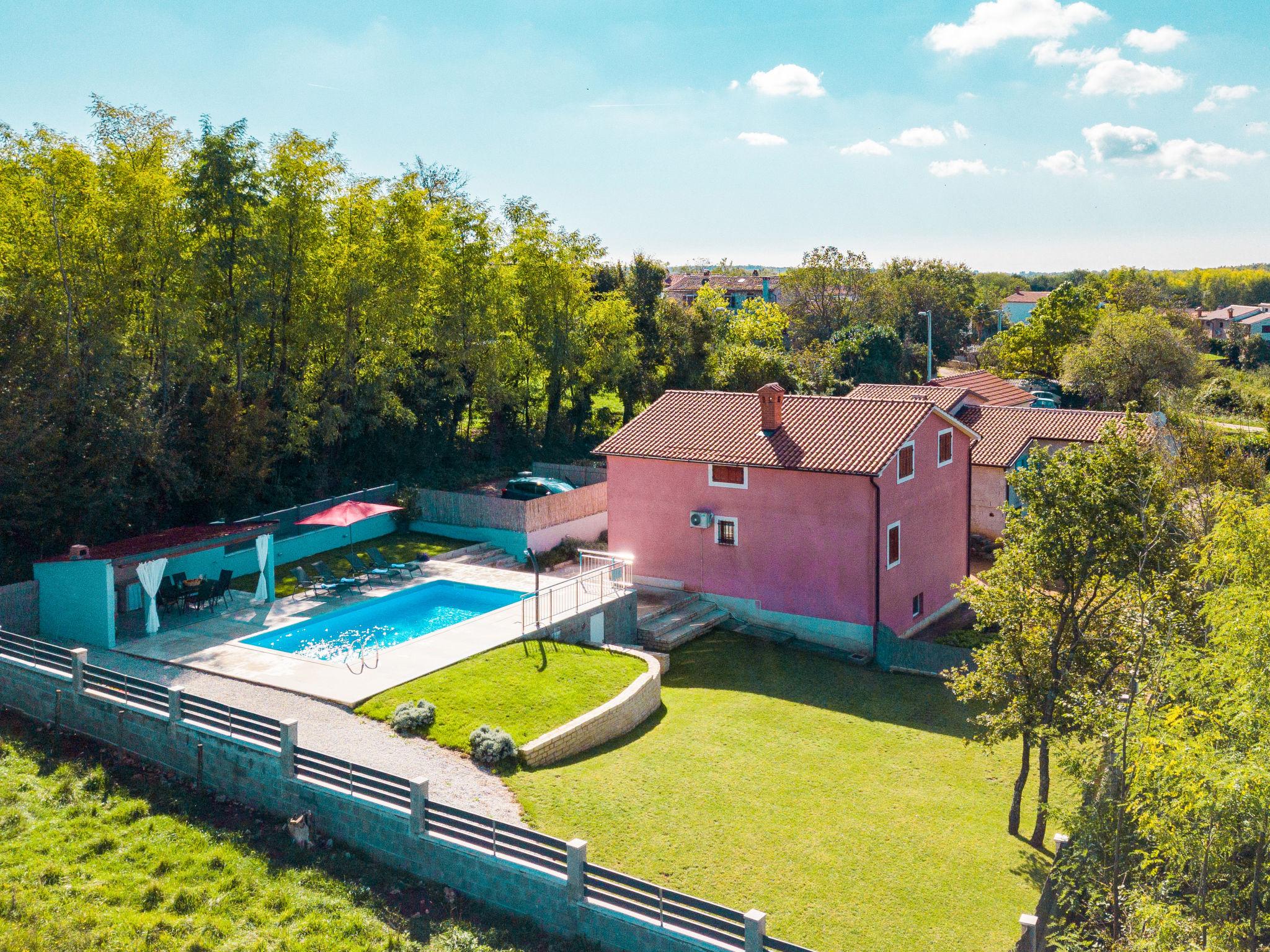 Foto 31 - Casa con 2 camere da letto a Višnjan con piscina privata e vista mare